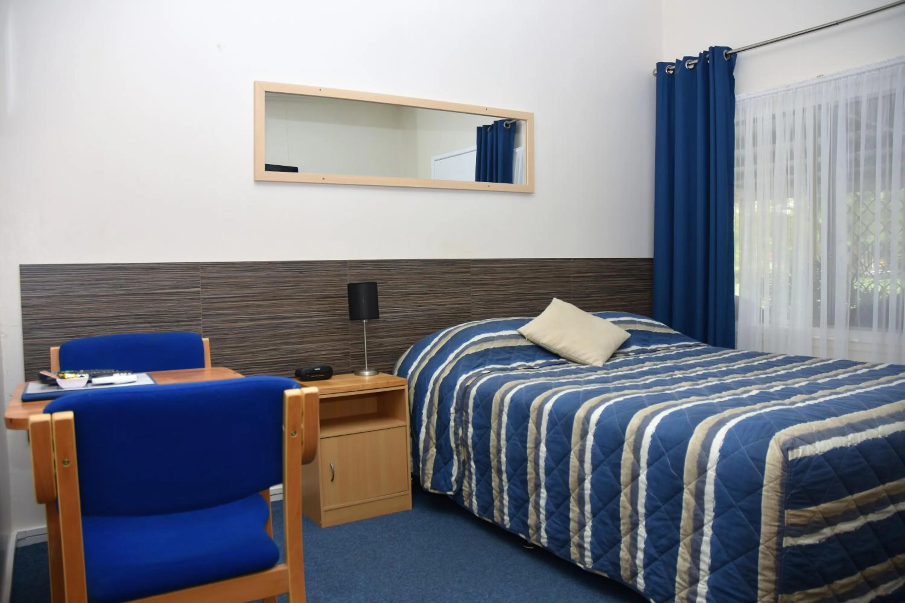 Photo of the whole room, Bed in Chinchilla Motel