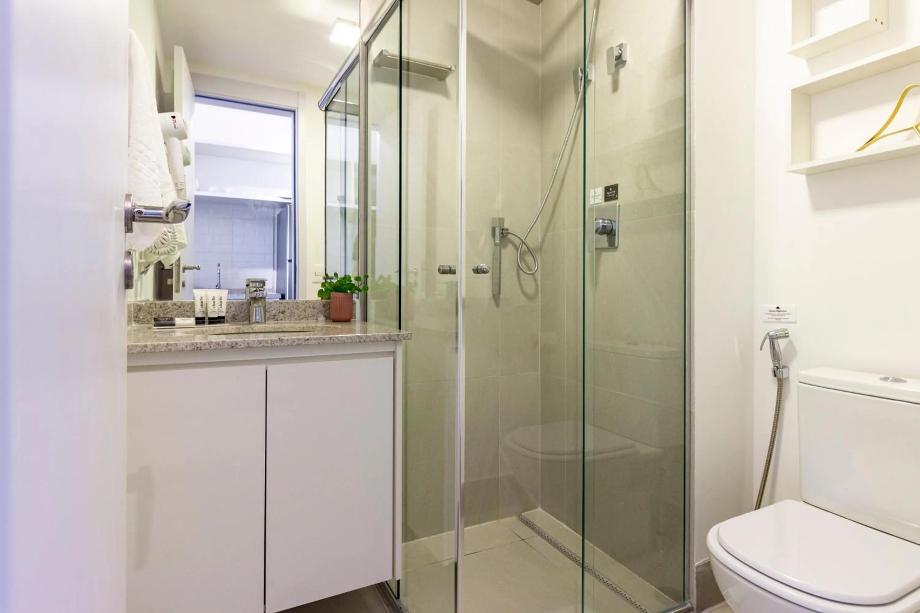 Shower in Charlie Lumiere Klabin