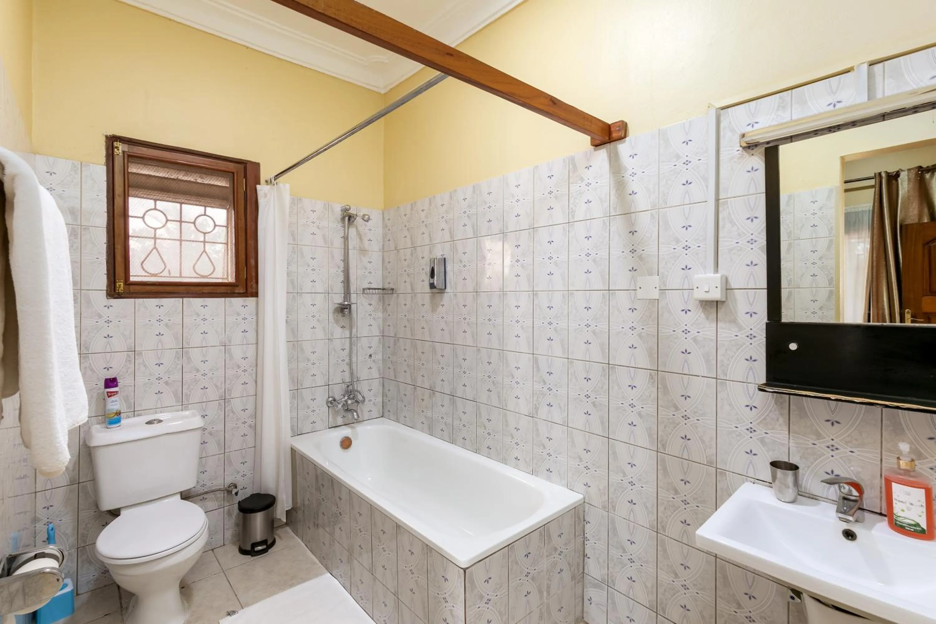 Bathroom in 2 Friends Beach Hotel