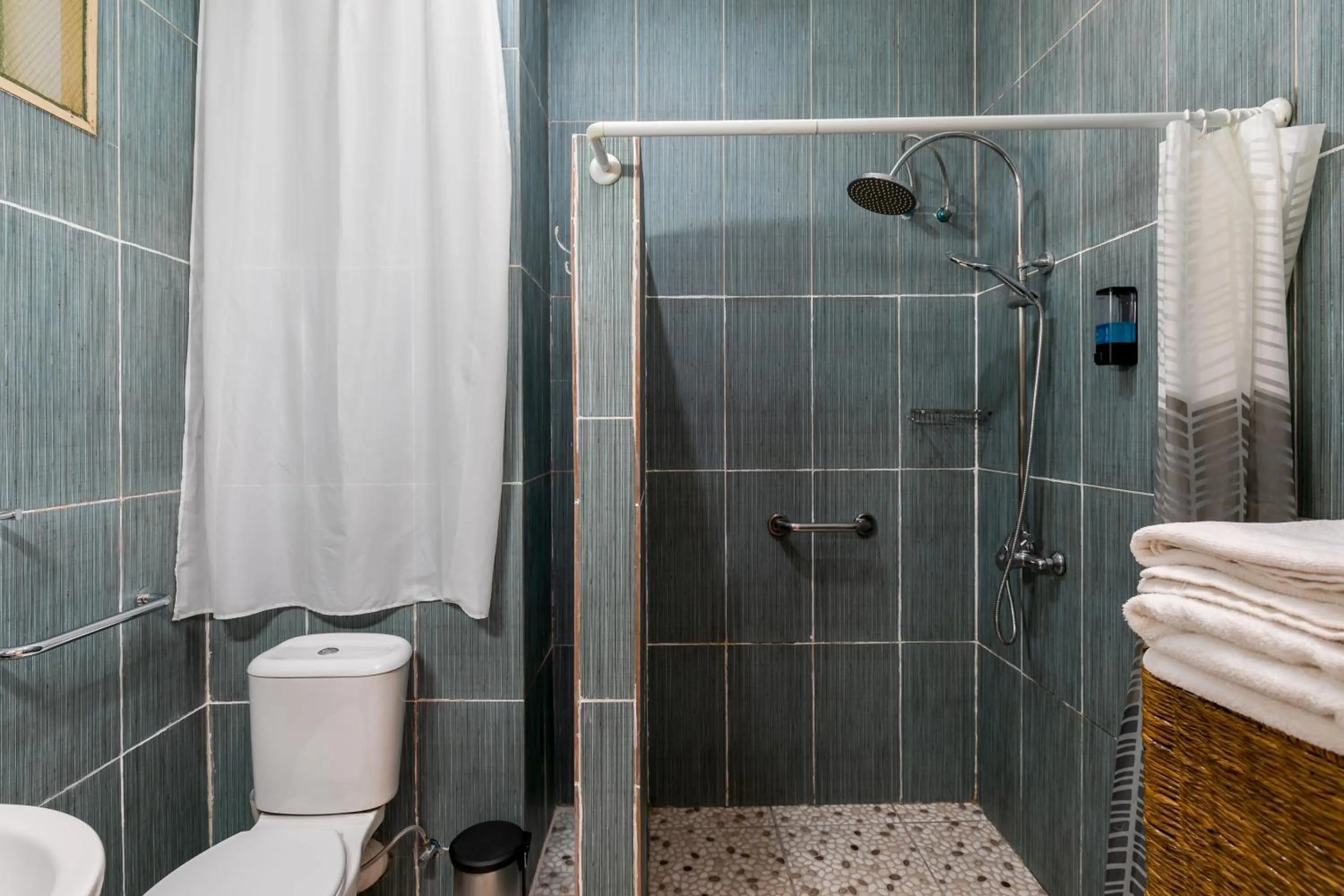 Bathroom in 2 Friends Beach Hotel