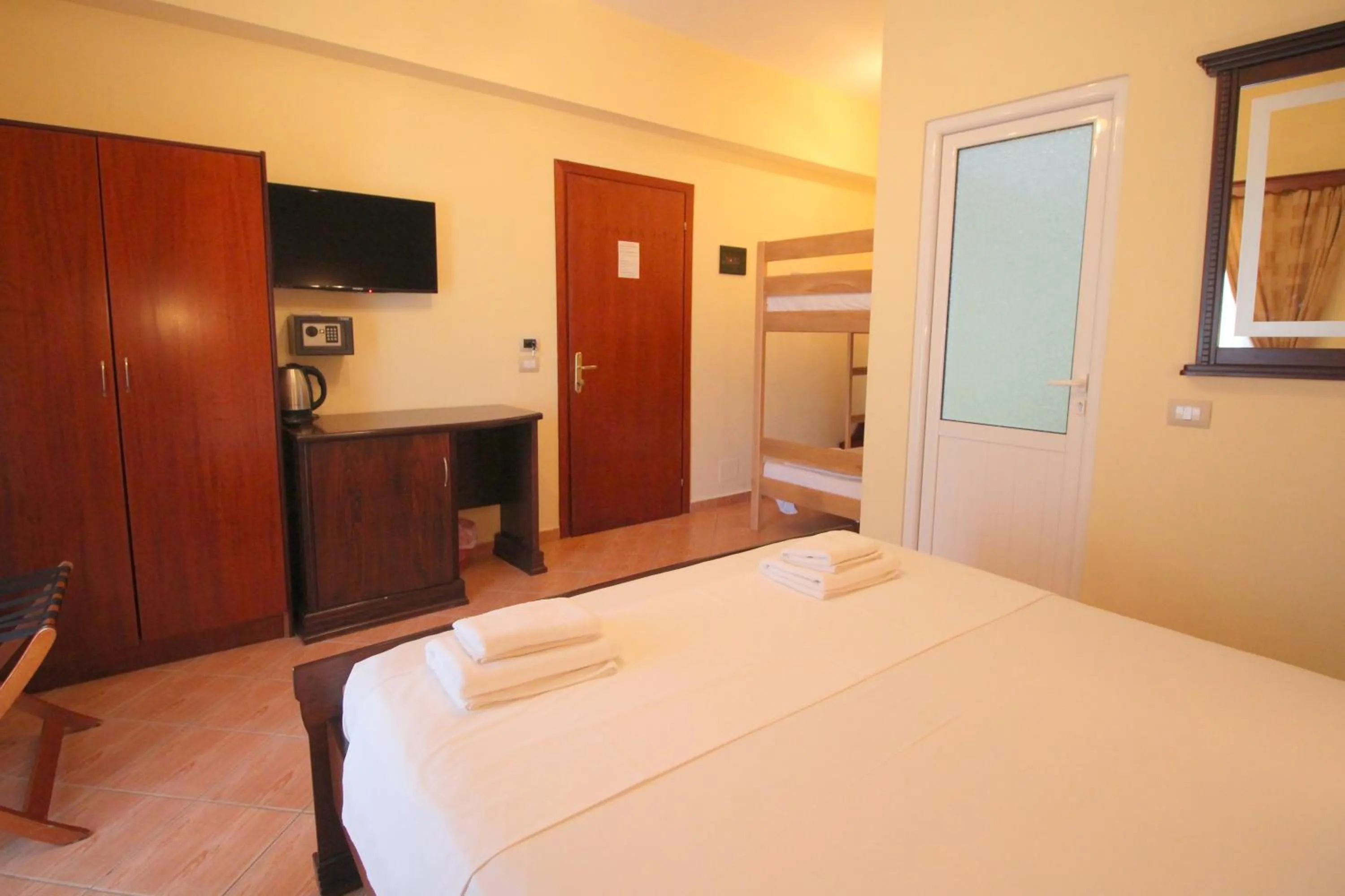 Communal lounge/ TV room, Bed in Oskar Hotel