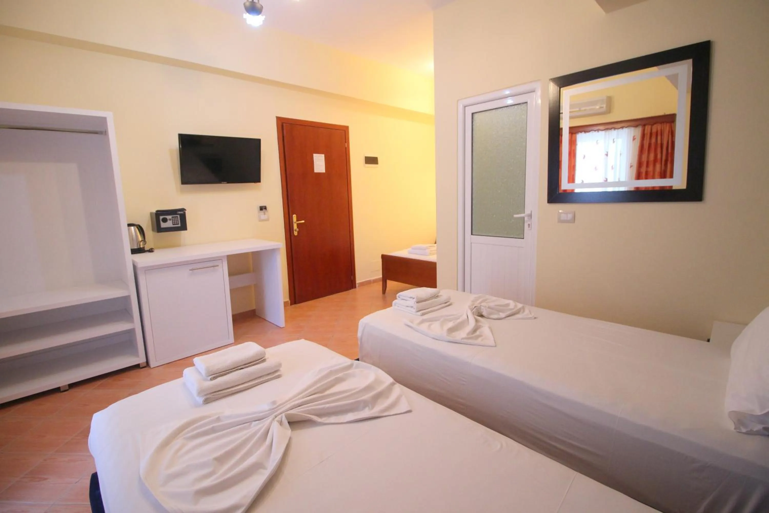 Communal lounge/ TV room, Bed in Oskar Hotel