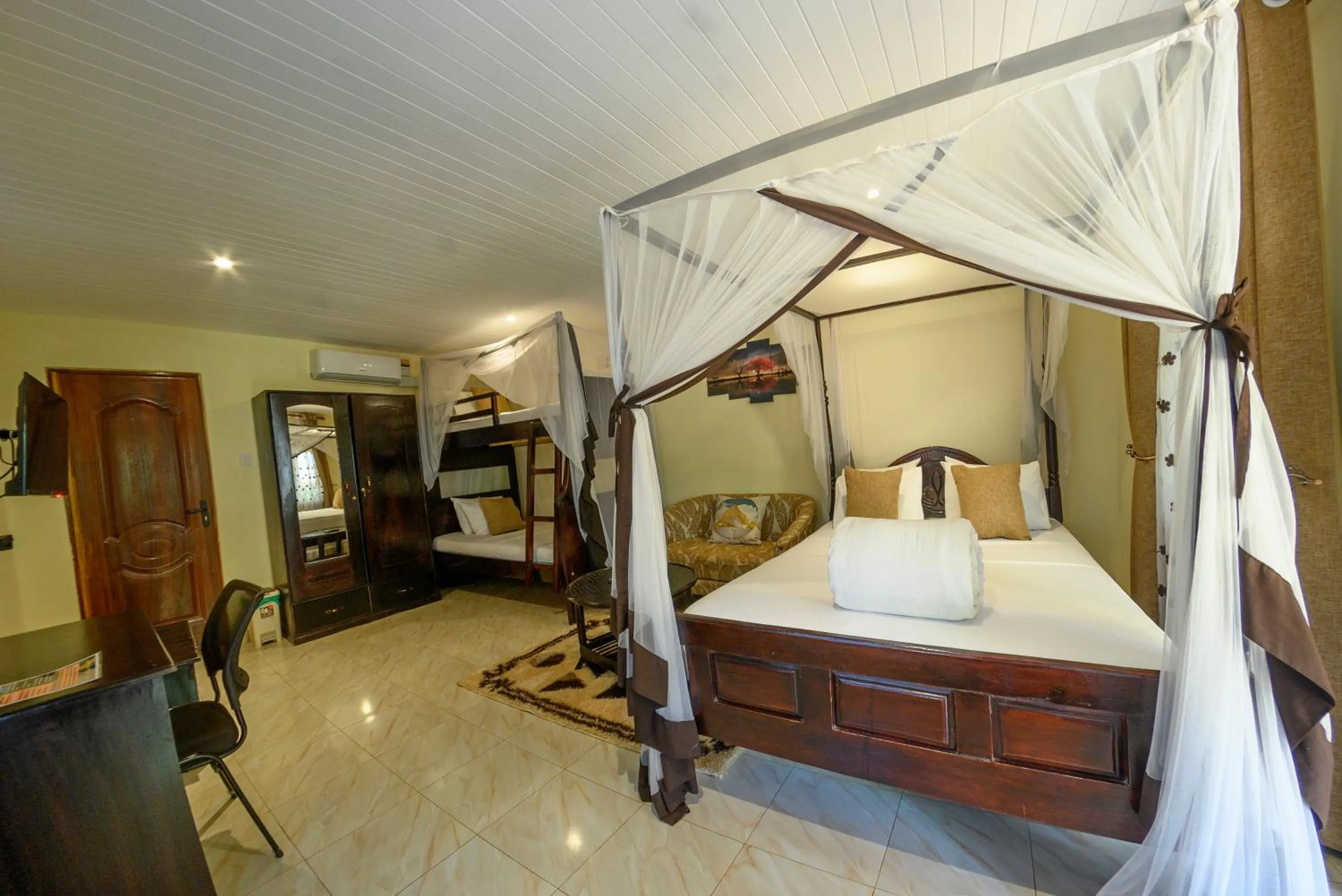 Bed in 2 Friends Guest House