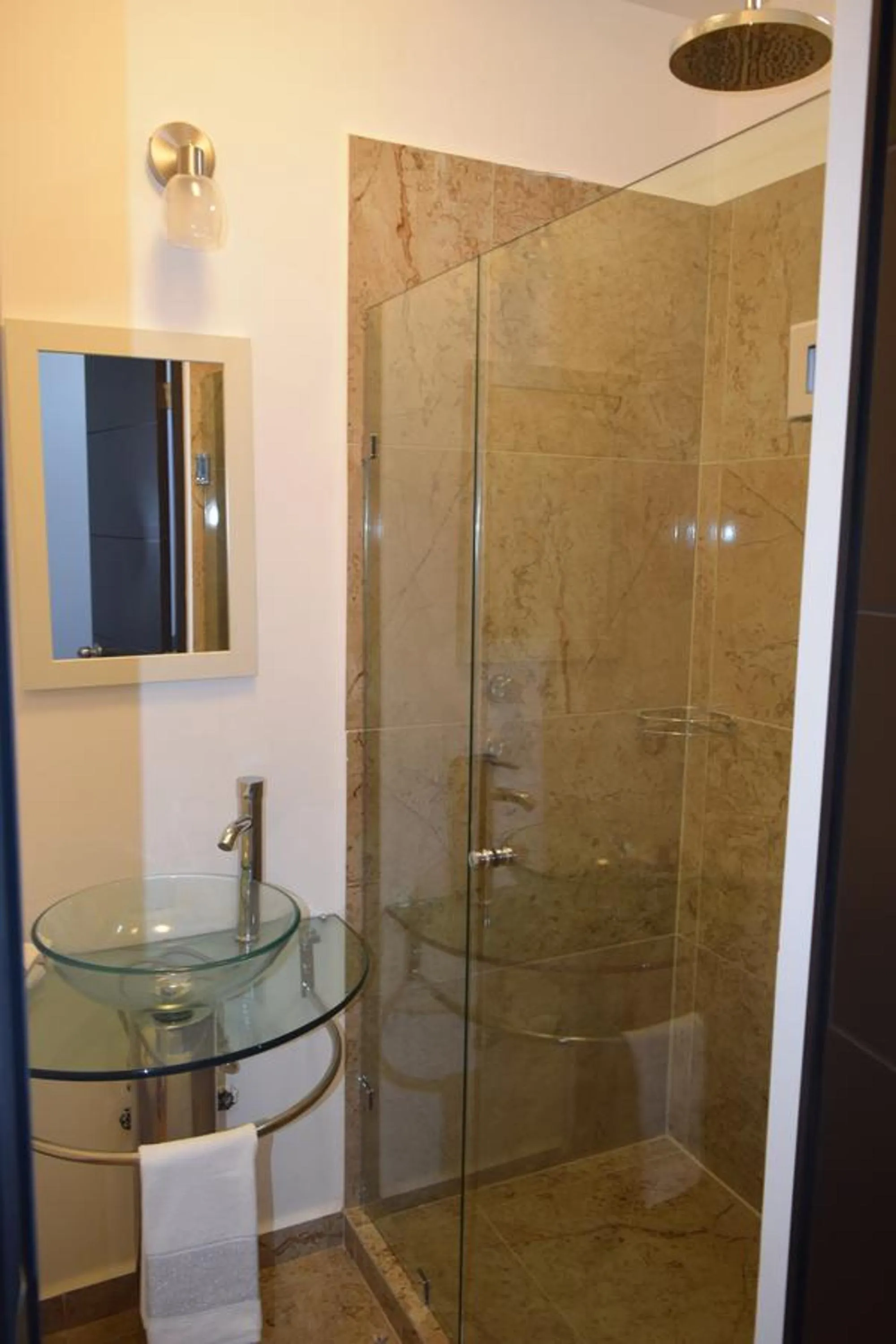 Shower in Hotel Condesa 185