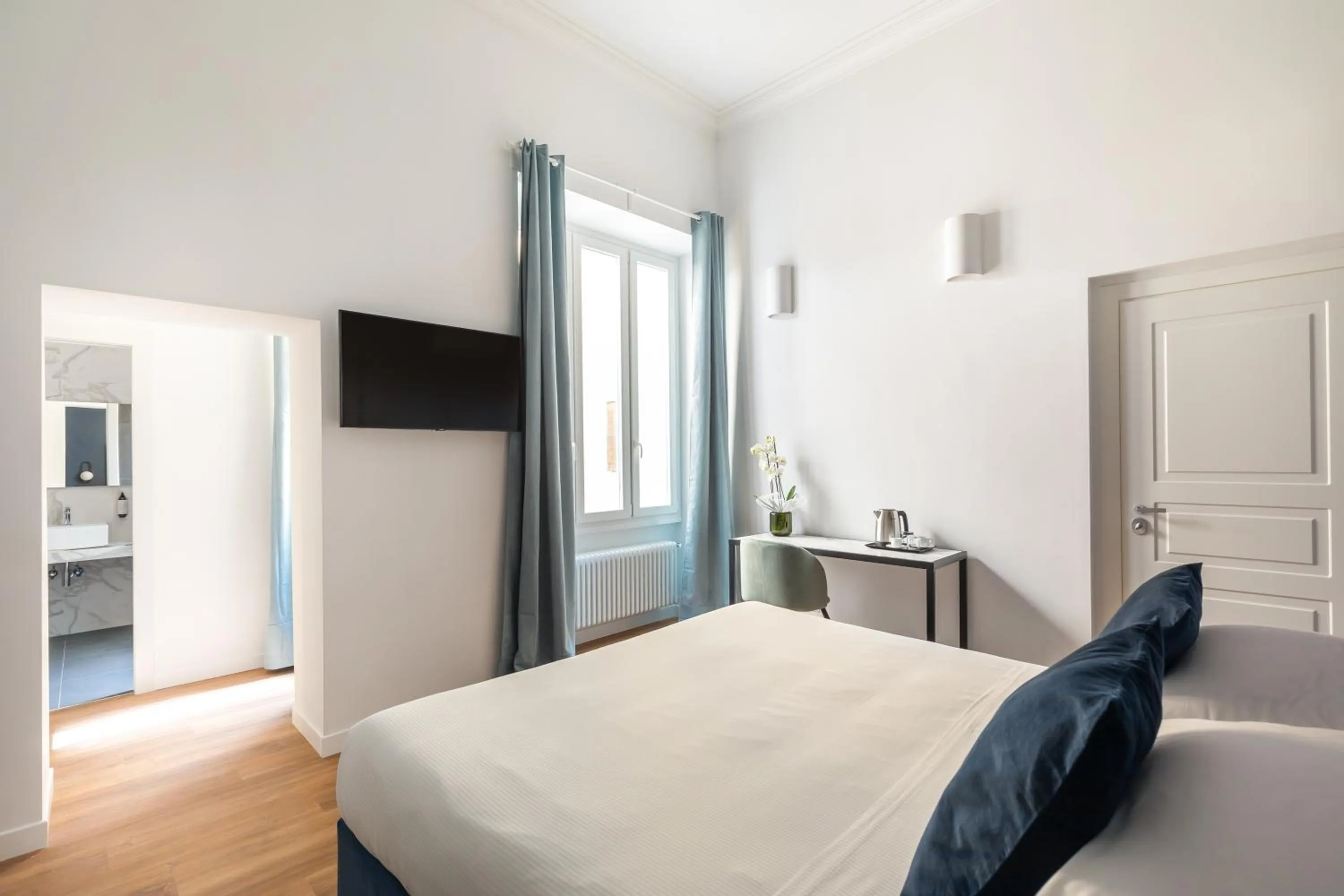 Photo of the whole room, Bed in DA ME Suites