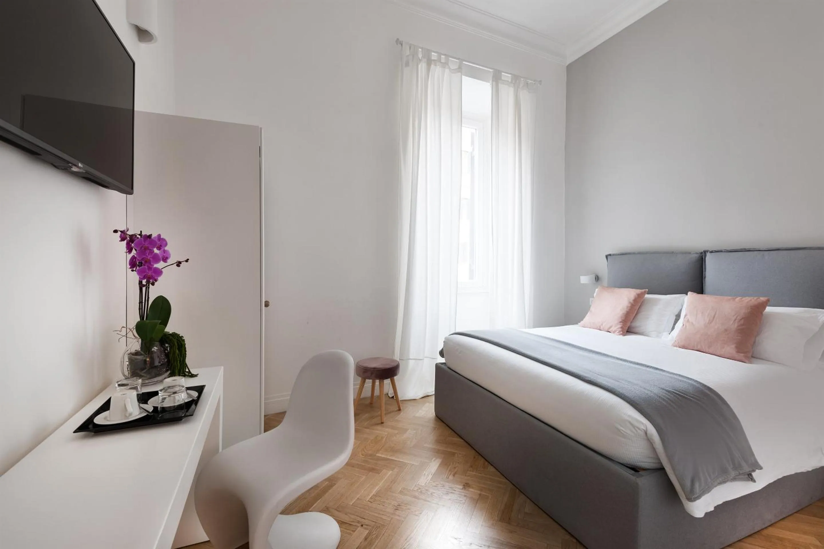 Photo of the whole room, Bed in DA ME Suites