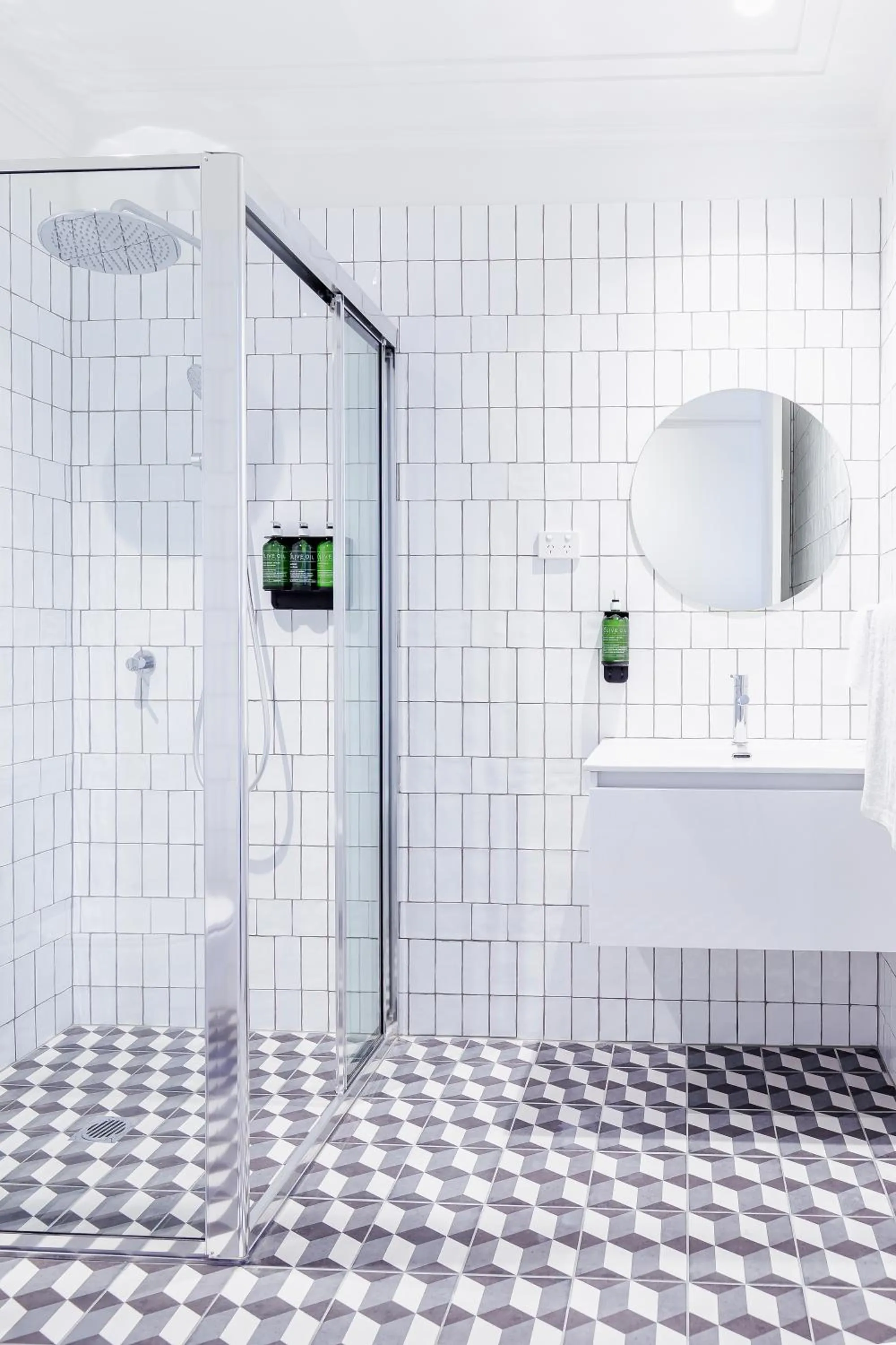 Shower in The Lakes Hotel, Rosebery