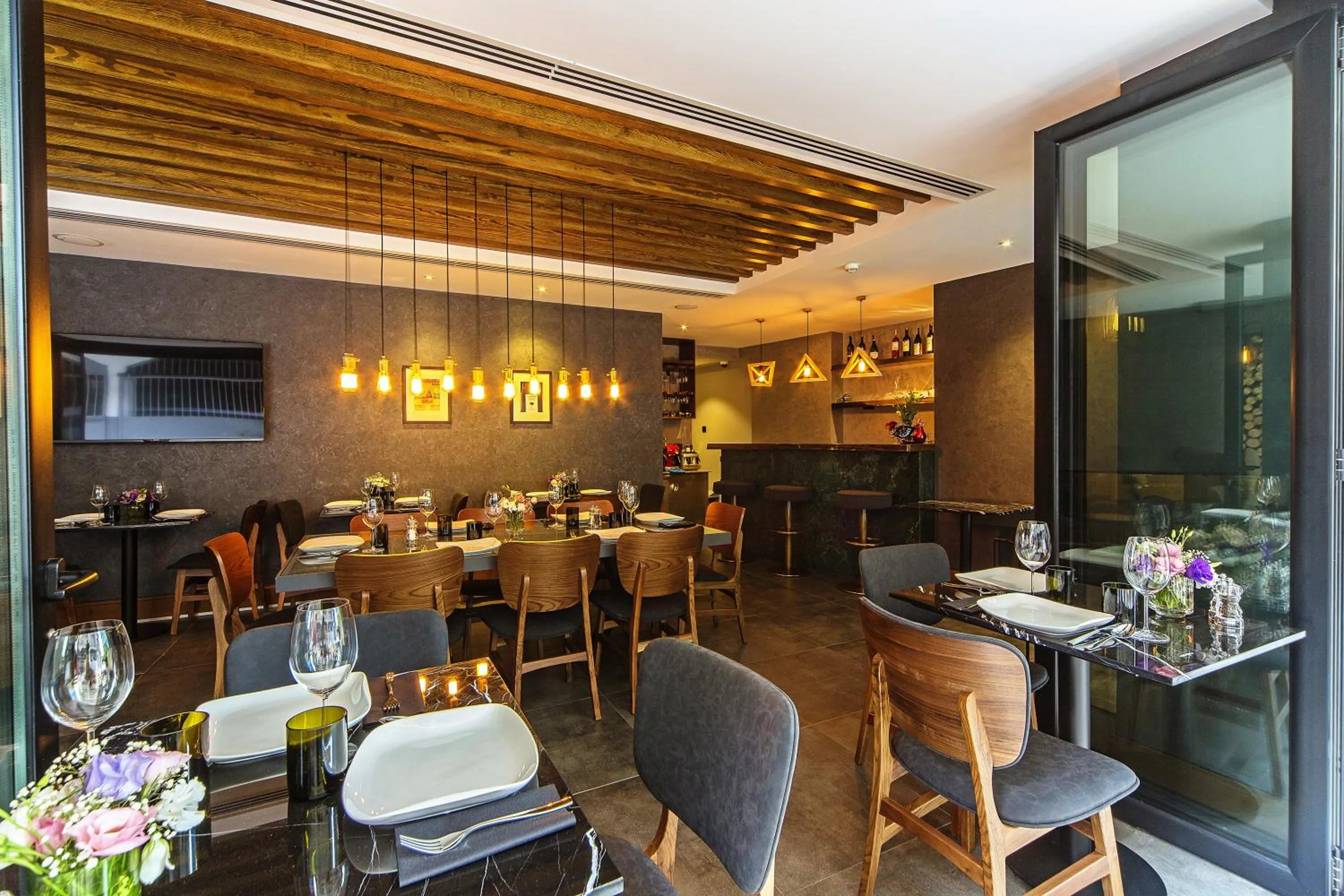 Restaurant/places to eat in Barbera Hotel