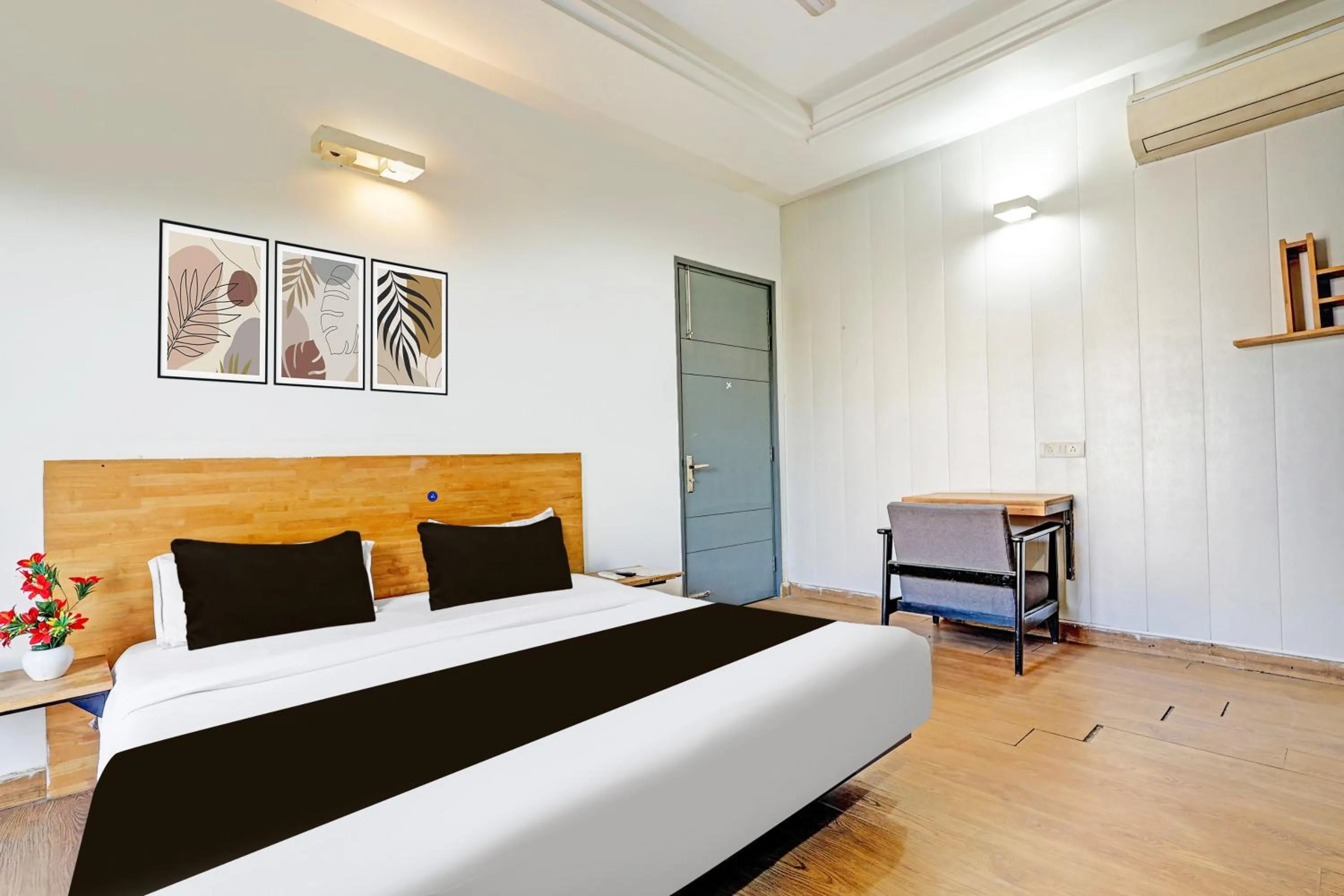 Bedroom, Bed in Super Townhouse Sector 49 Sohna Road