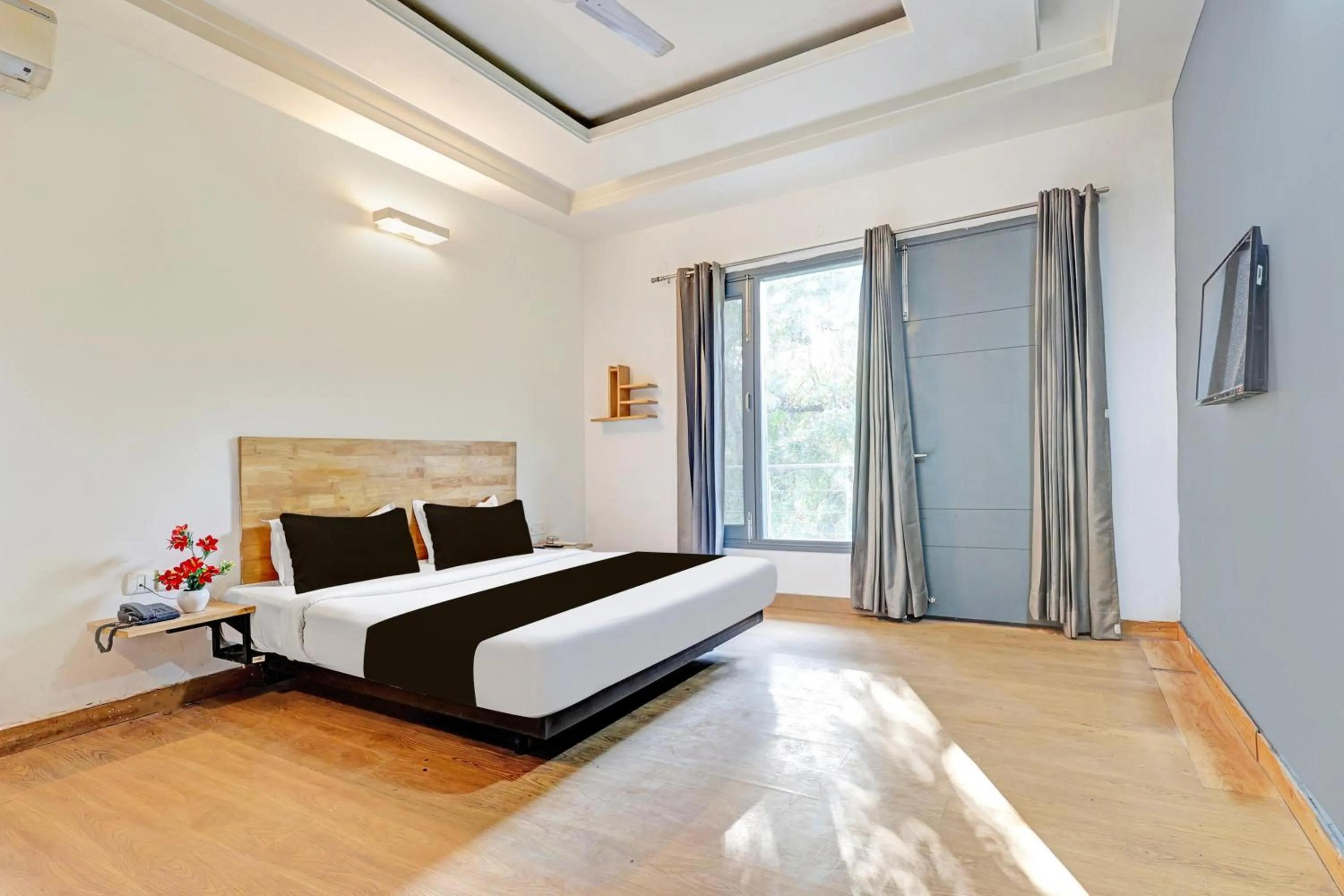 Bedroom, Bed in Super Townhouse Sector 49 Sohna Road
