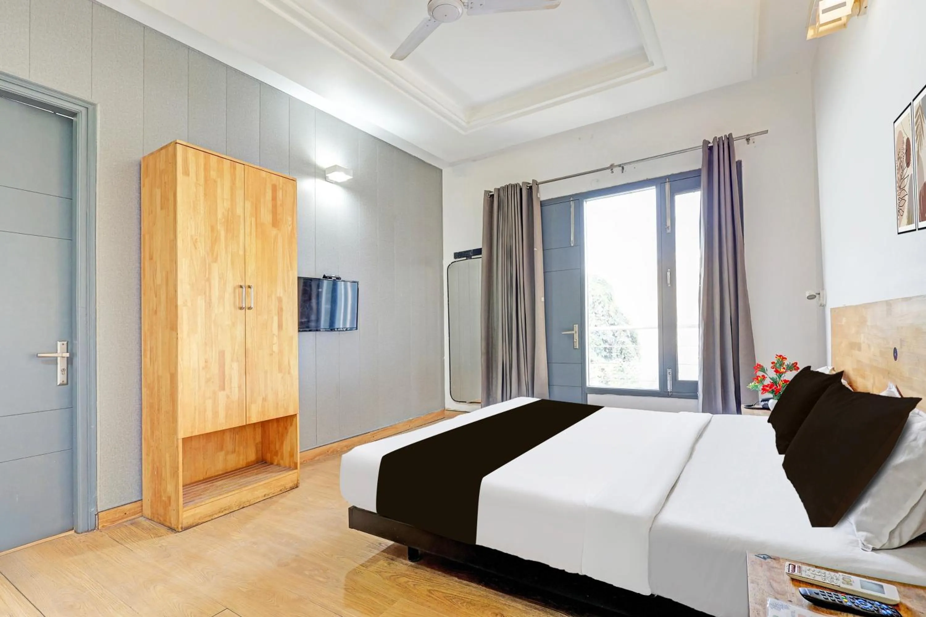 Bedroom, Bed in Super Townhouse Sector 49 Sohna Road