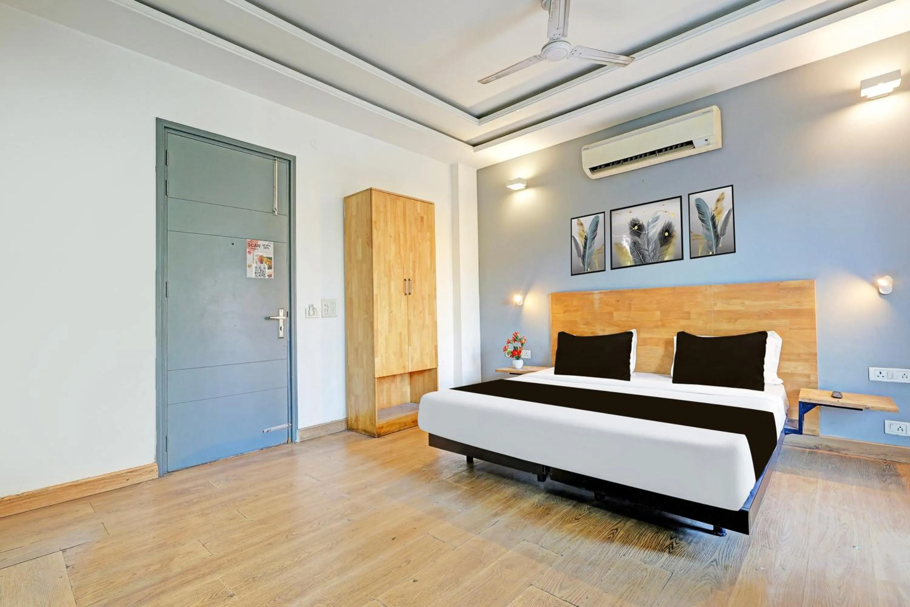 Bedroom, Bed in Super Townhouse Sector 49 Sohna Road
