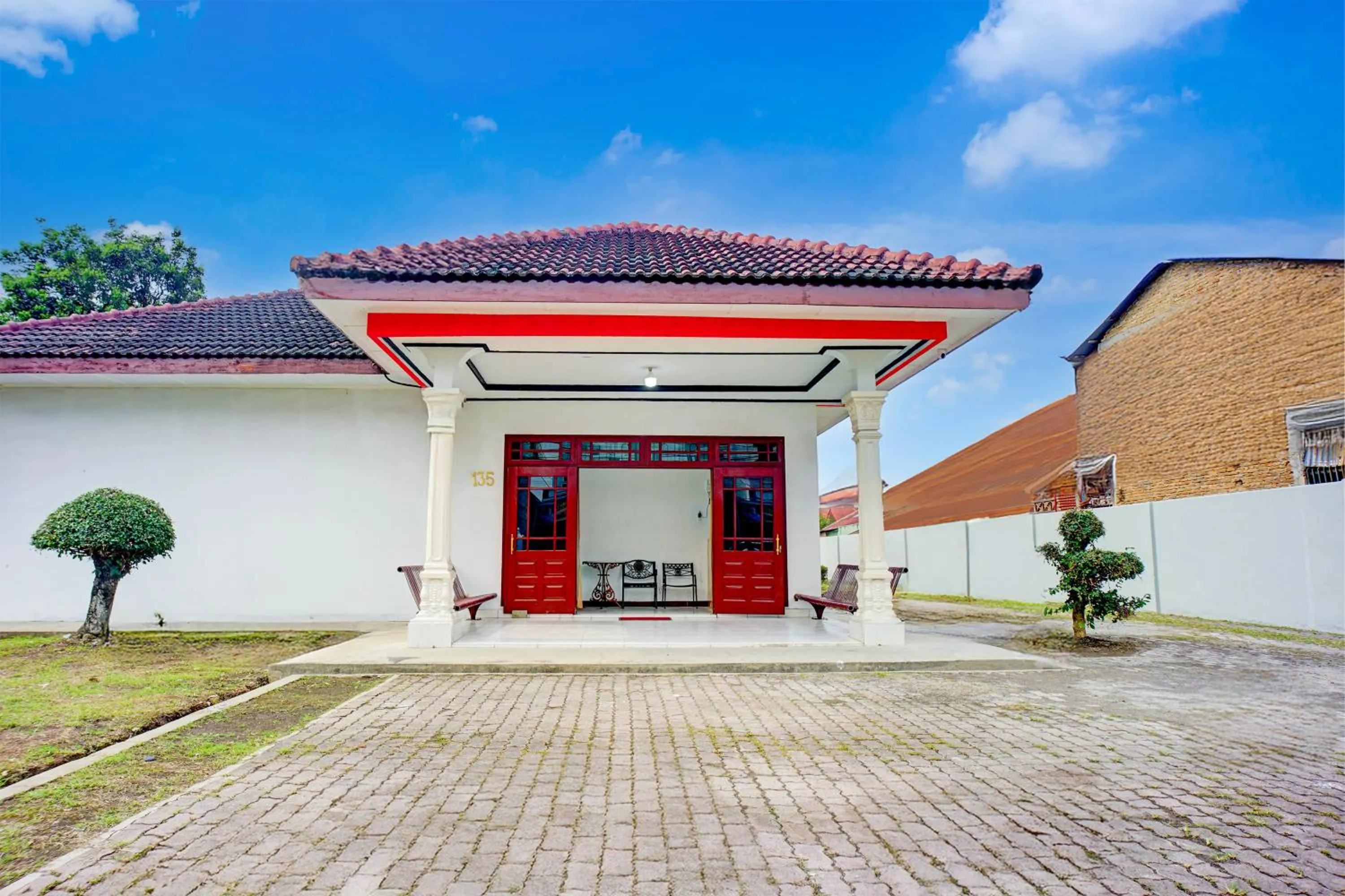 Facade/entrance in Hotel O Krakatau Near Universitas Muhammadiya Sumatra Utara ( UMSU )