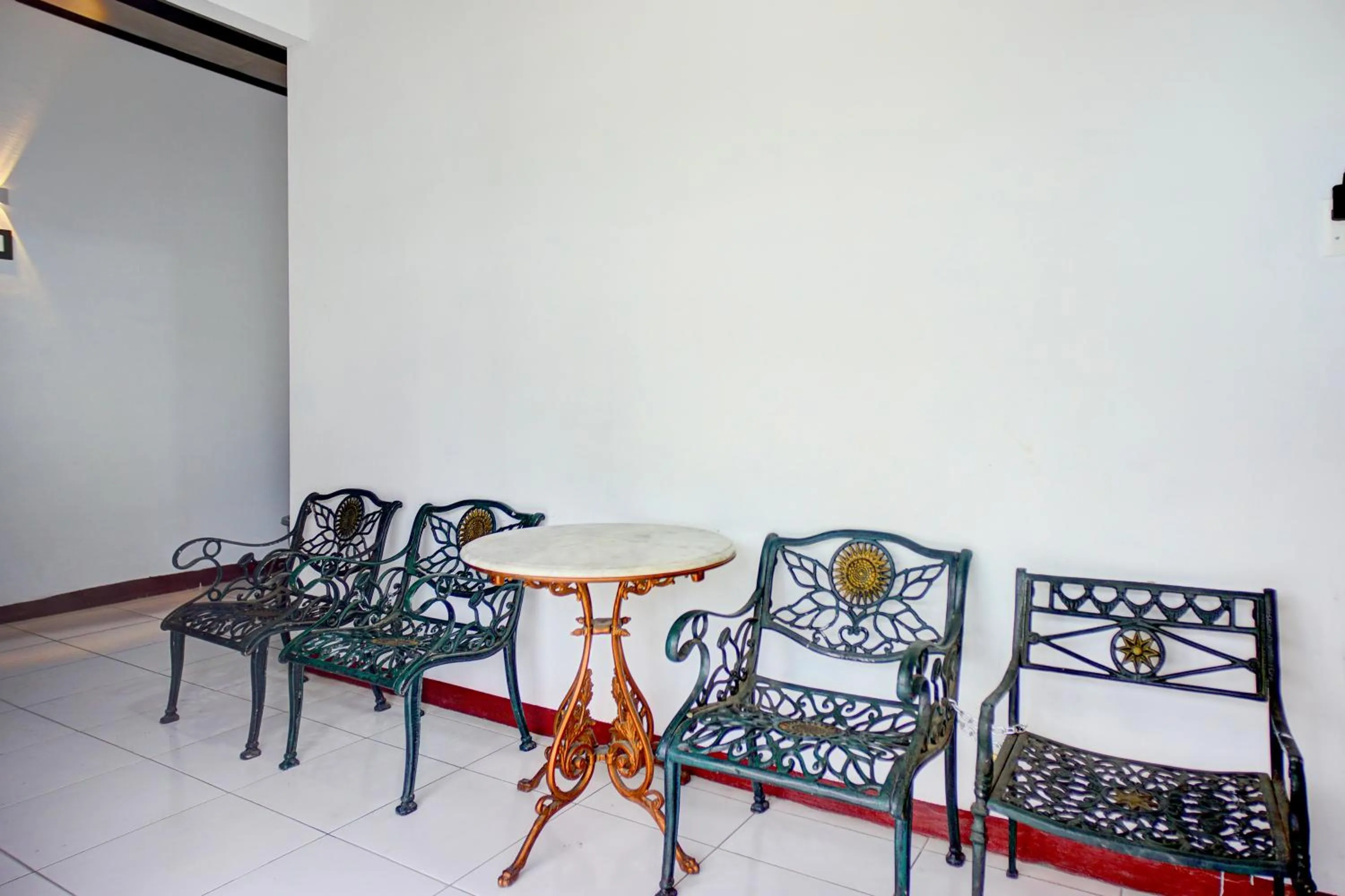 Seating area in Hotel O Krakatau Near Universitas Muhammadiya Sumatra Utara ( UMSU )