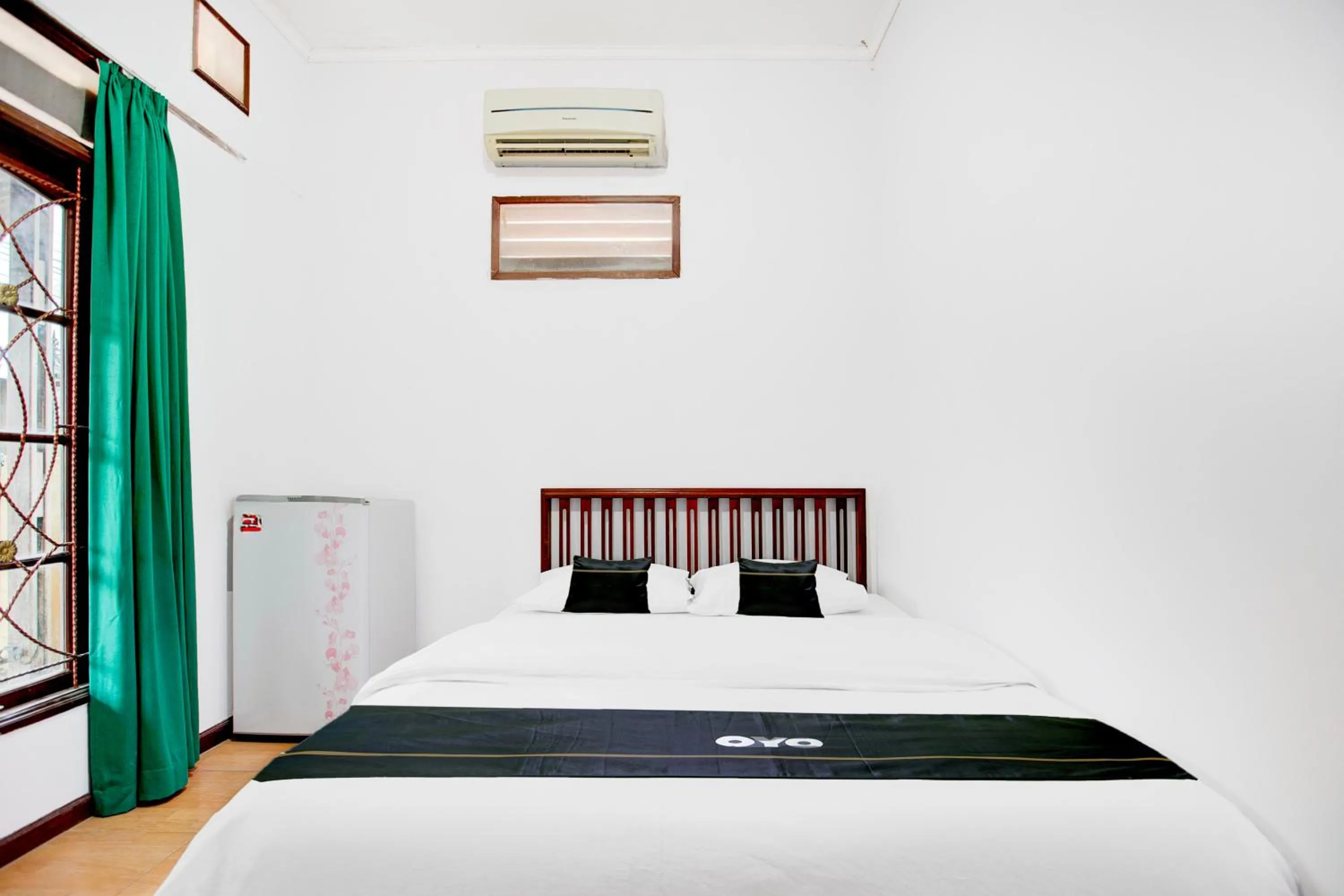 Photo of the whole room, Bed in Hotel O Balikpapan near Taman Beruang Madu formerly Palm Cafe Inn