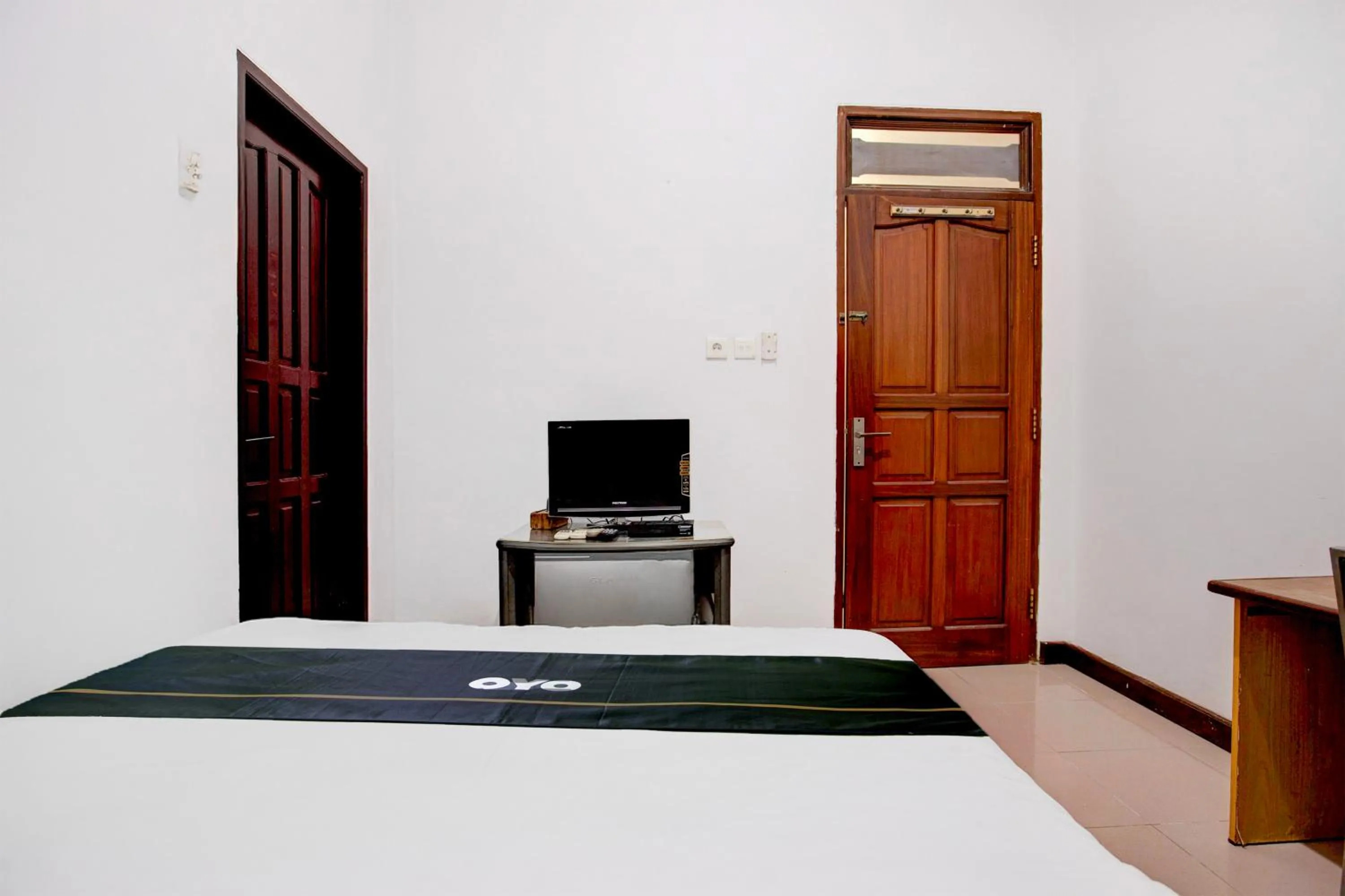 Photo of the whole room in Hotel O Balikpapan near Taman Beruang Madu formerly Palm Cafe Inn