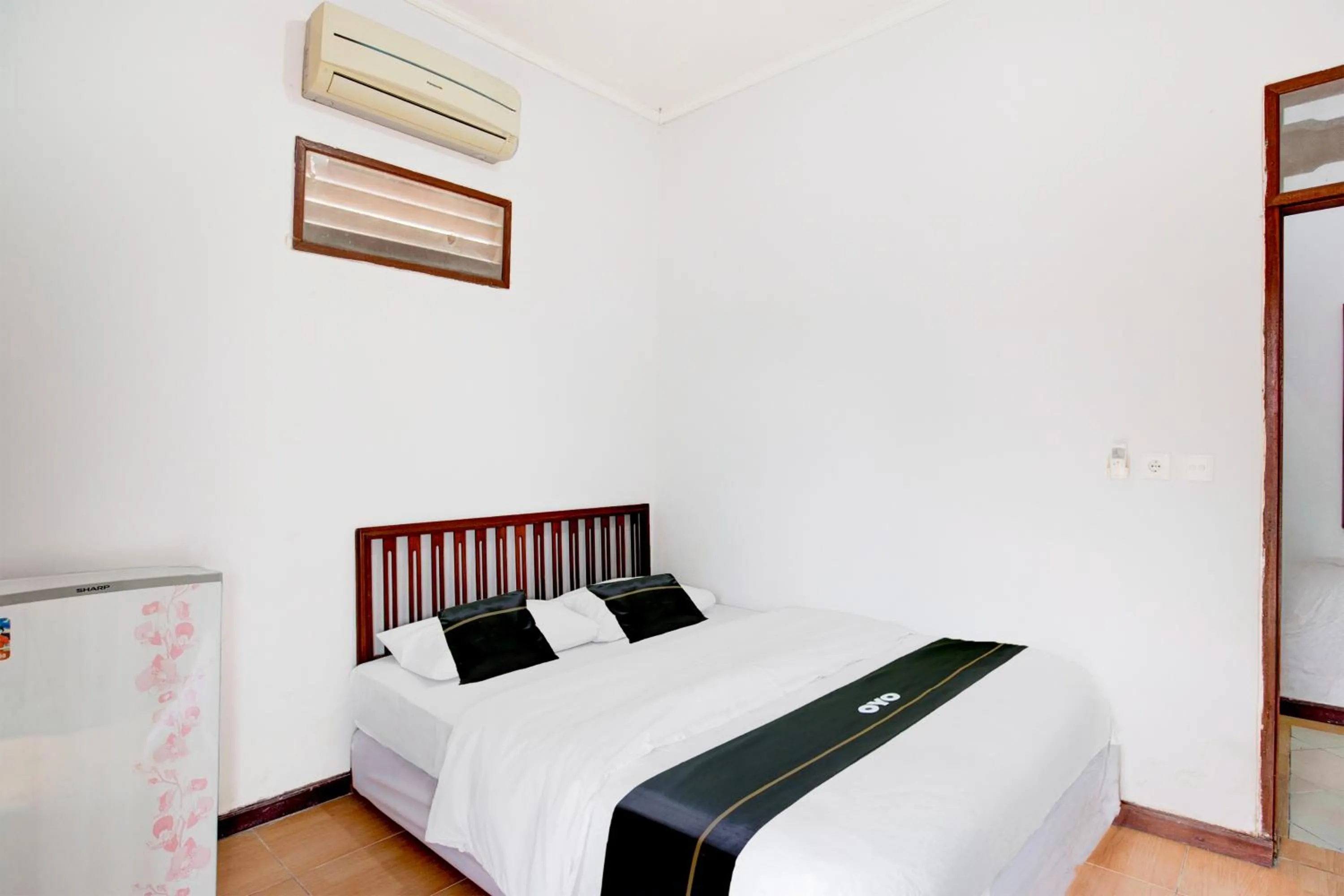 Photo of the whole room, Bed in Hotel O Balikpapan near Taman Beruang Madu formerly Palm Cafe Inn