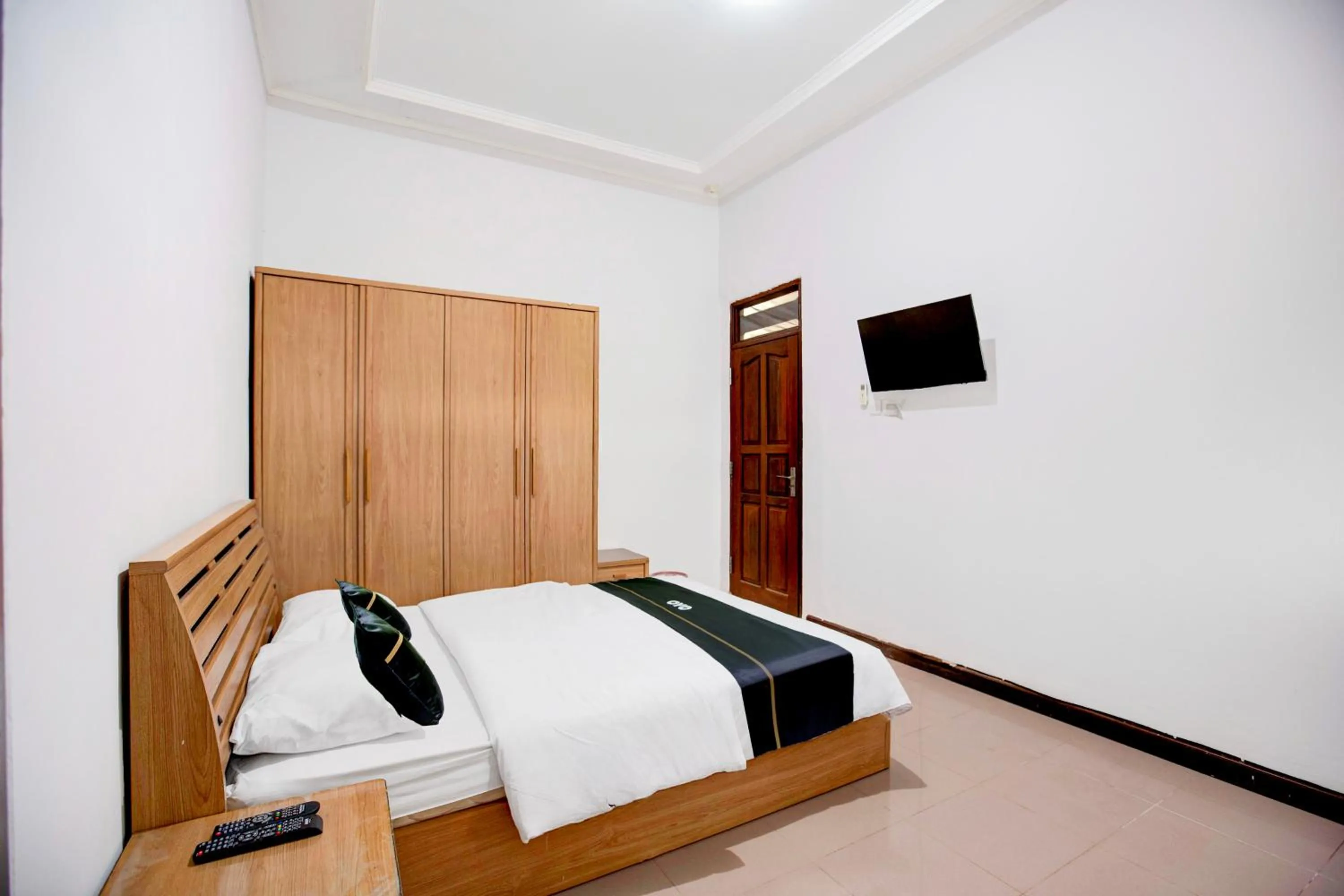 Photo of the whole room, Bed in Hotel O Balikpapan near Taman Beruang Madu formerly Palm Cafe Inn