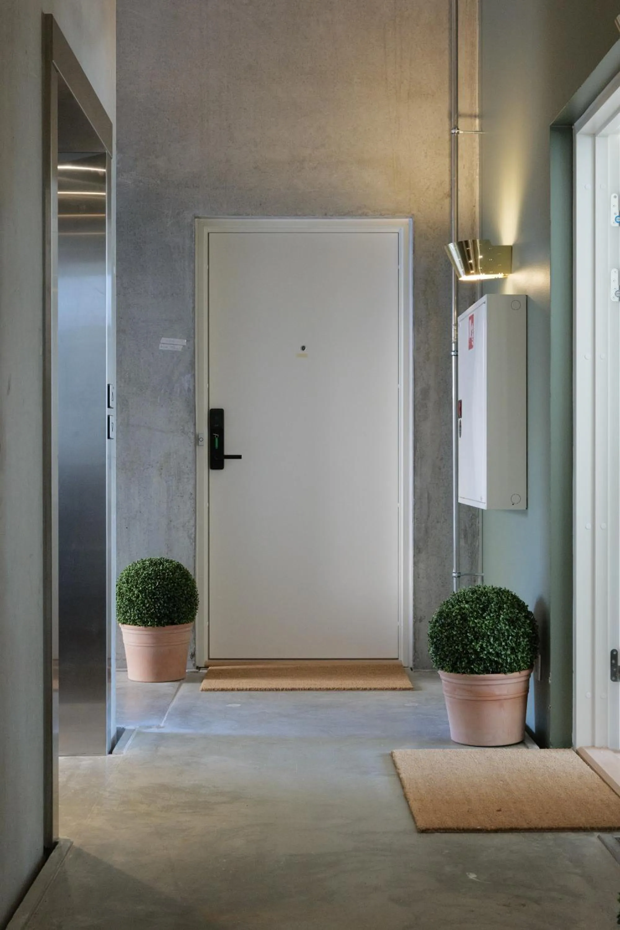 Facade/entrance in Clover House by Daniel&Jacob's