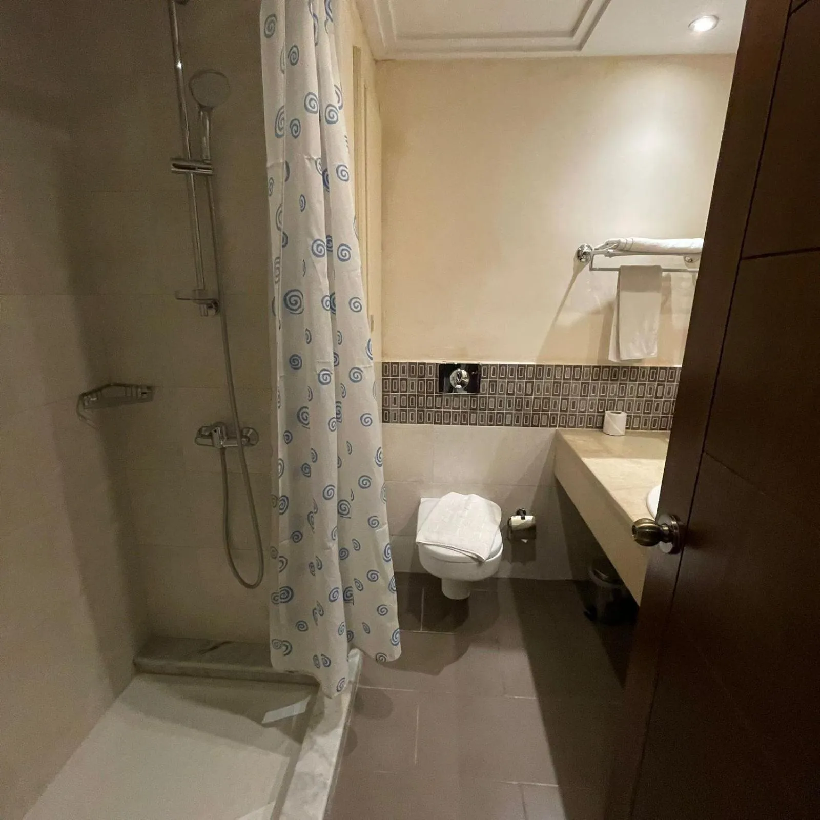 Shower in Hôtel Résidence Le Consul