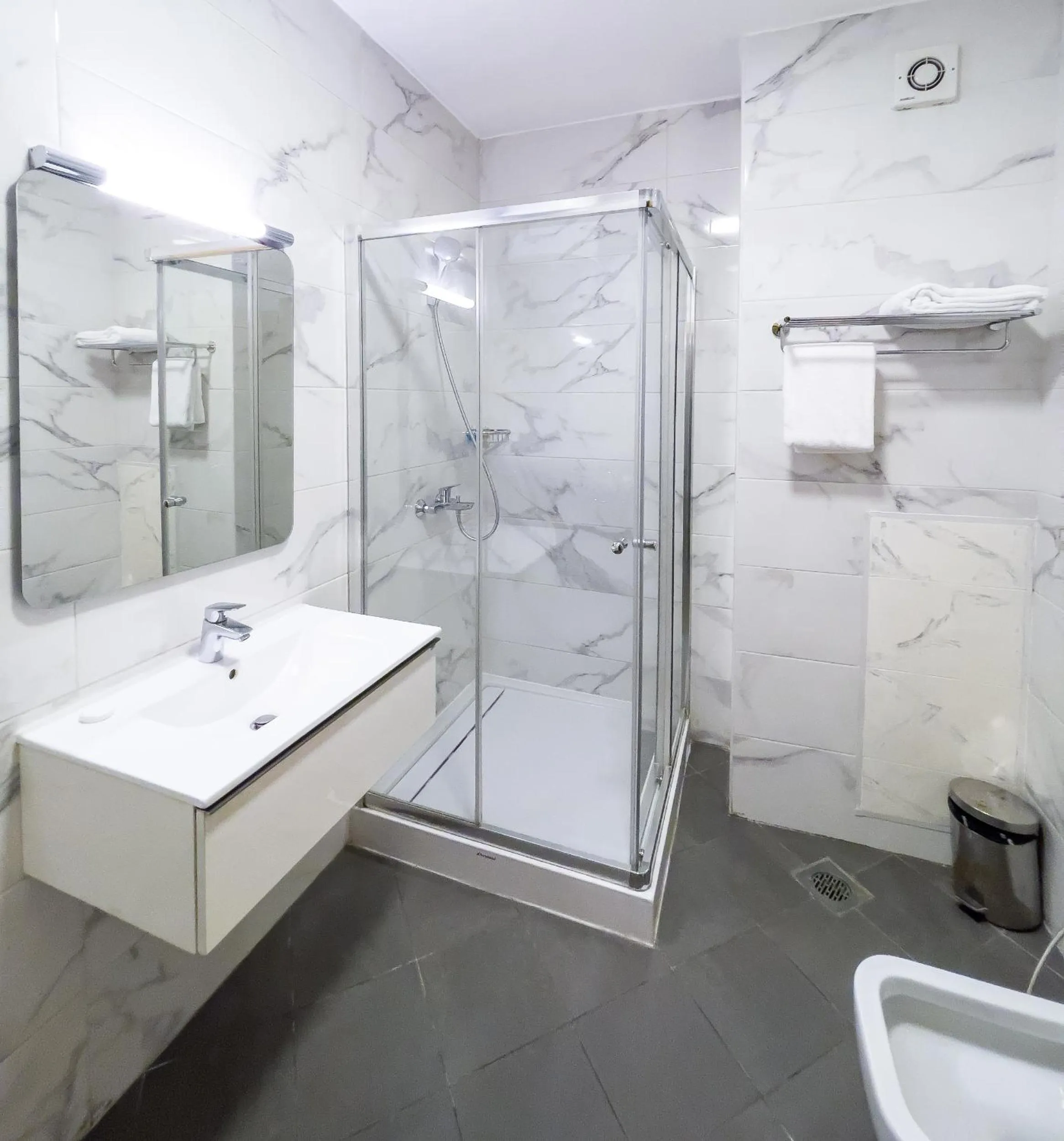 Bathroom in Maroko Bayshore Suites