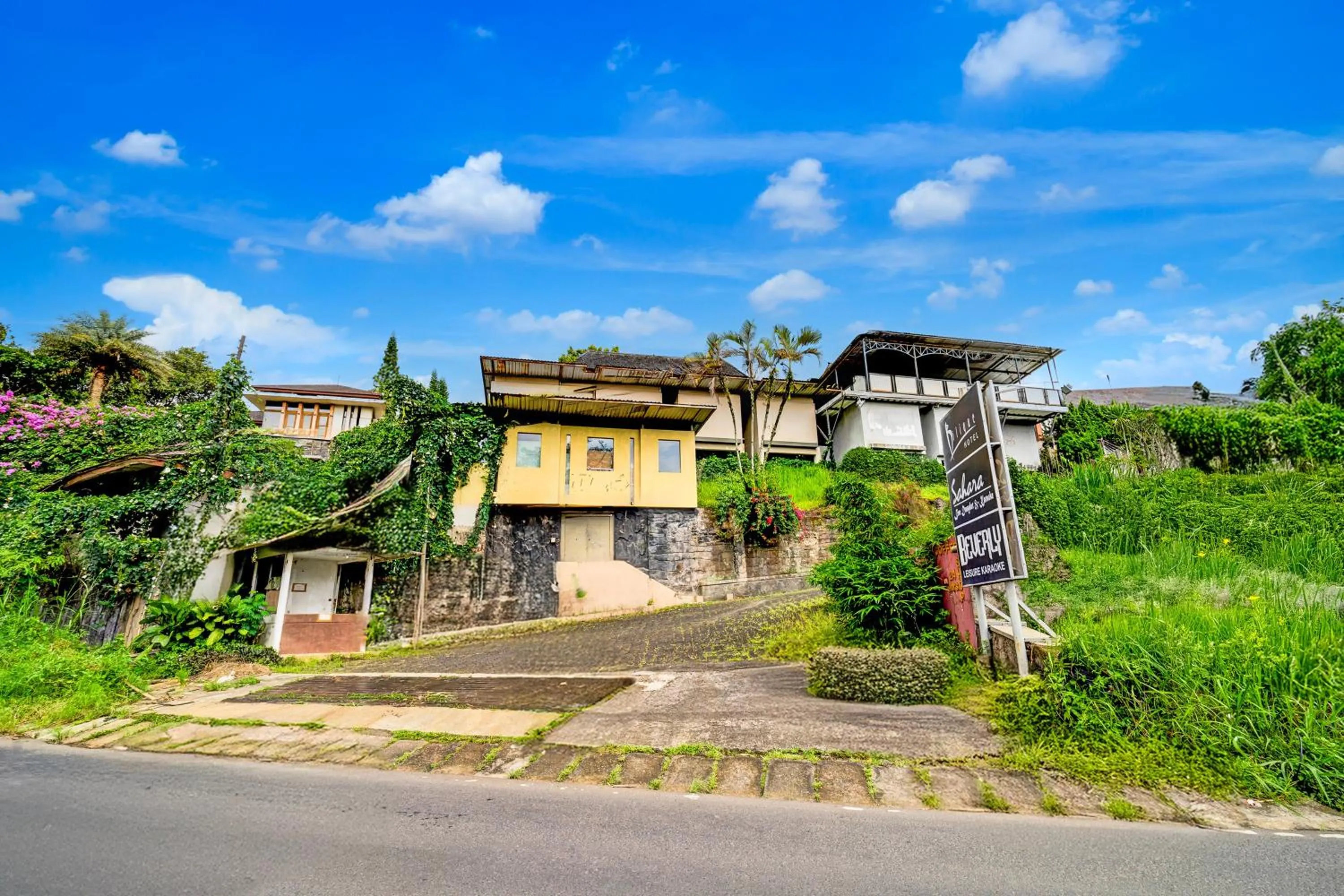 Facade/entrance in Collection O Lembang Near Dusun Bambu Formerly Hotel Bilique