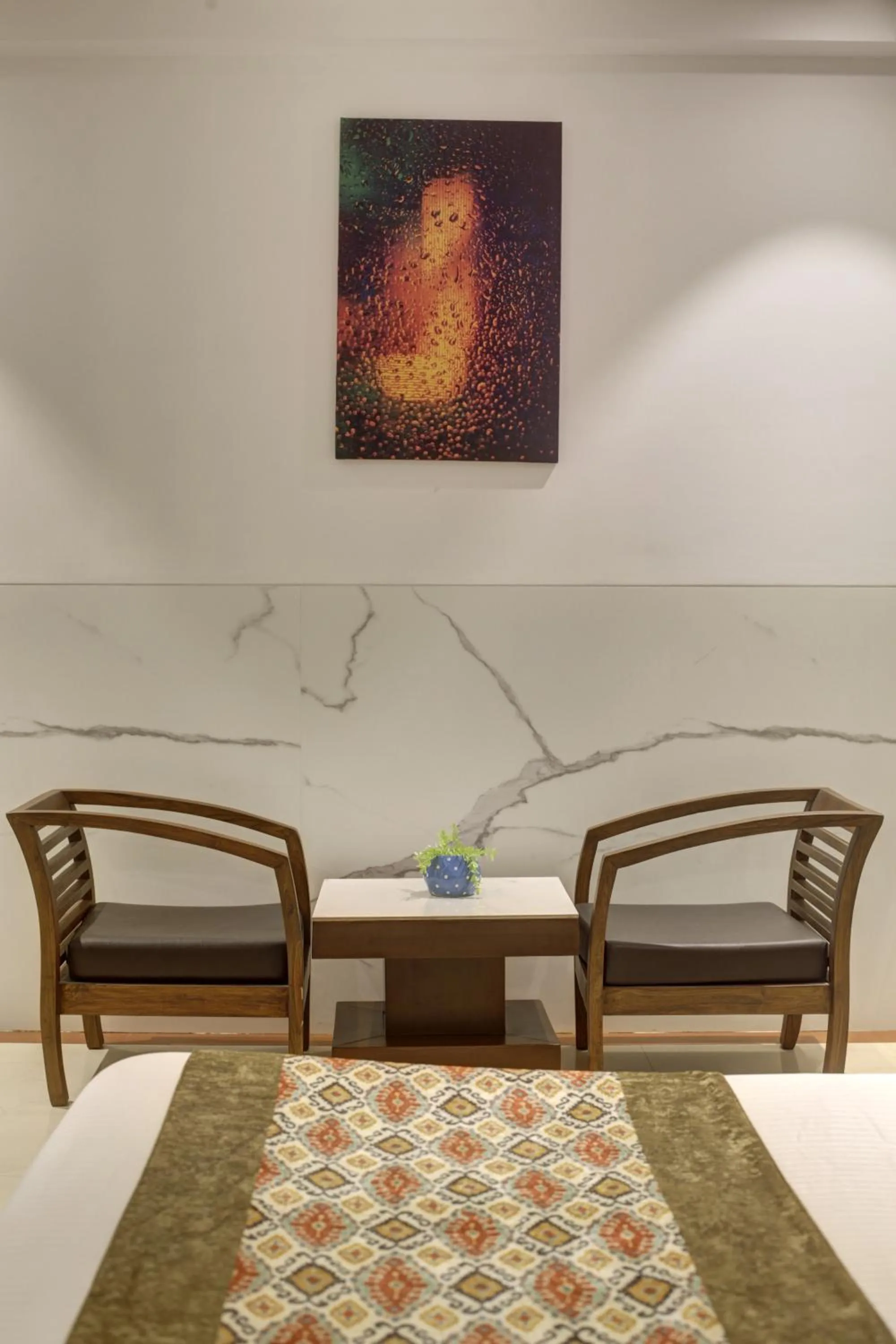 Seating area in Hotel DELHI 37 by STAR GROUP