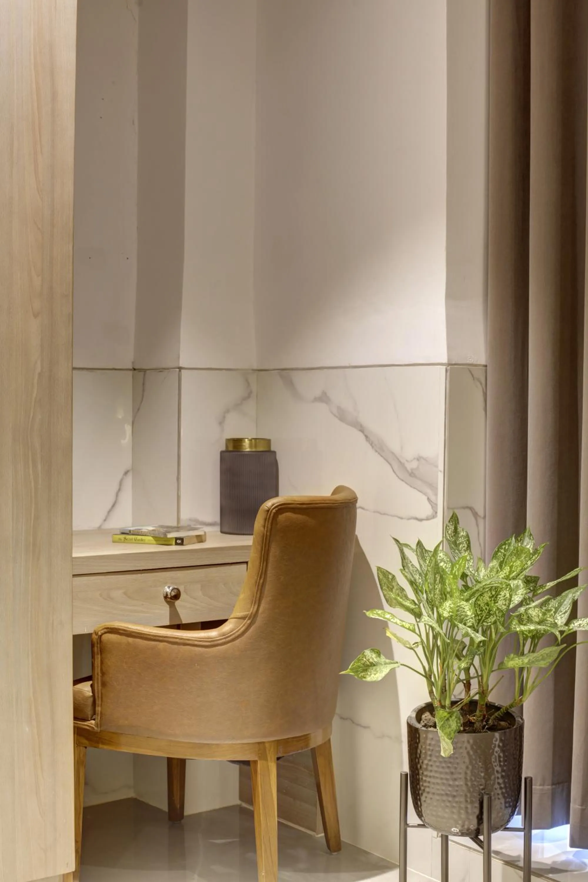 Seating area in Hotel DELHI 37 by STAR GROUP