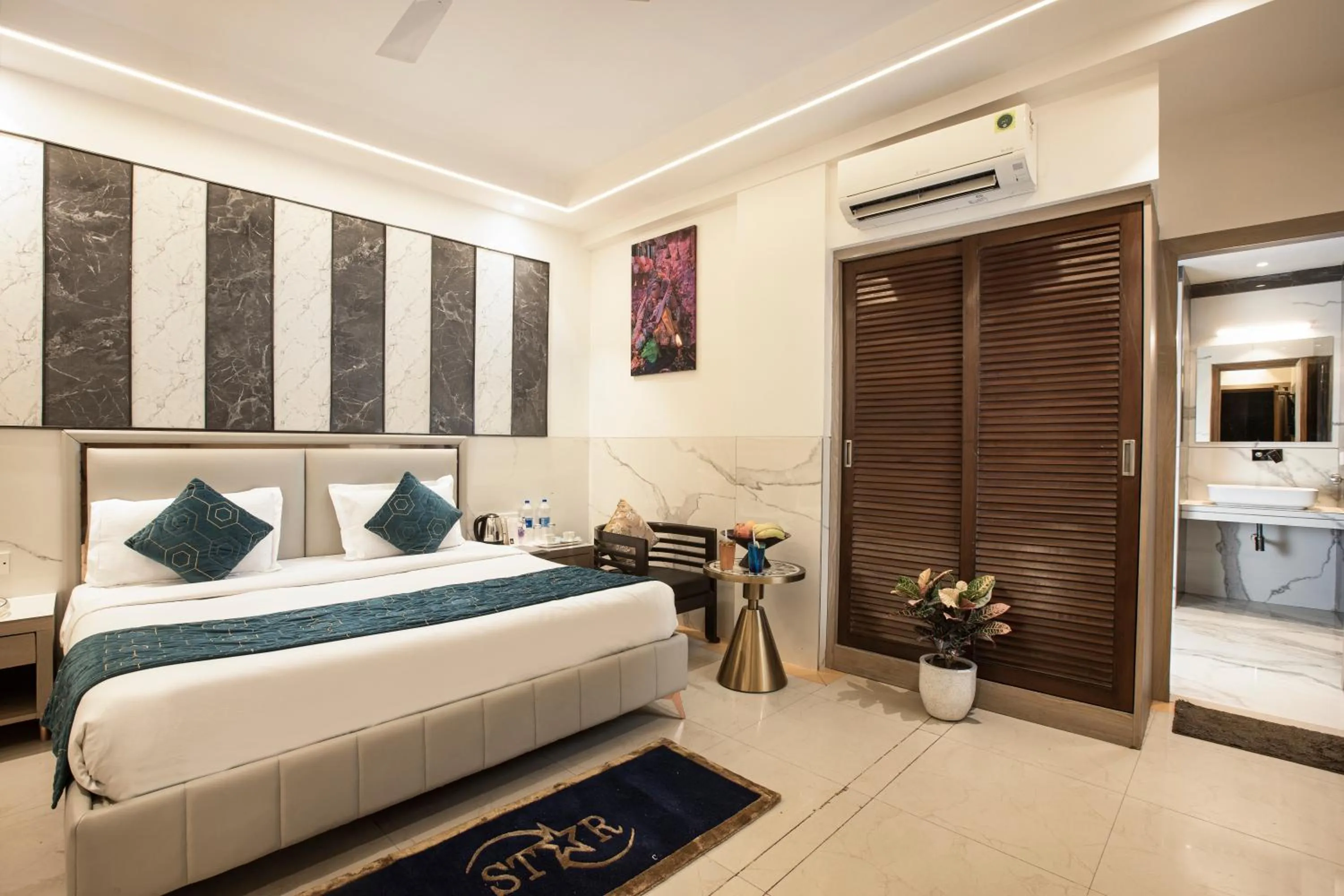 Photo of the whole room, Bed in Hotel DELHI 37 by STAR GROUP