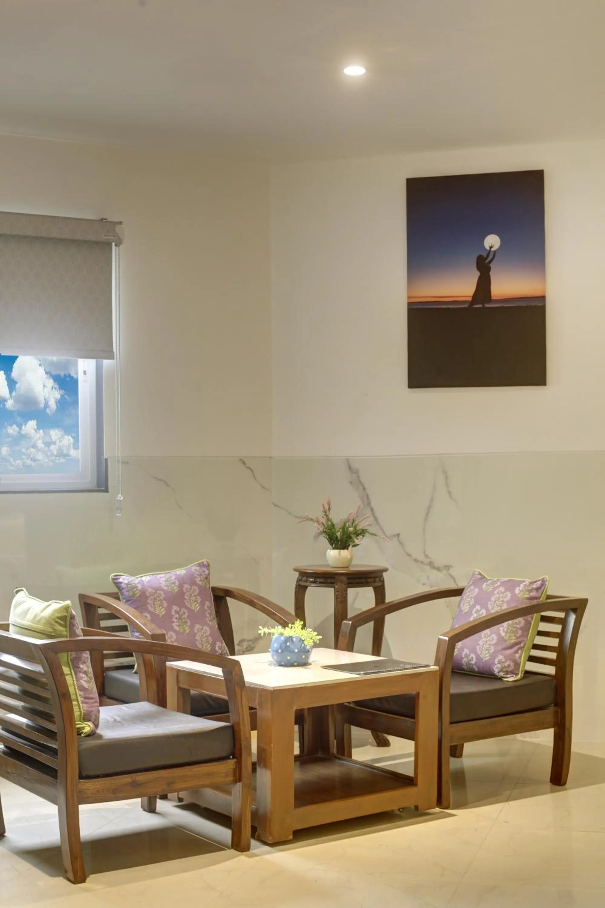 Seating area in Hotel DELHI 37 by STAR GROUP