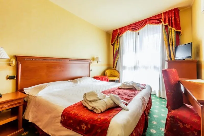 Shower, Bed in Hotel Cristallo