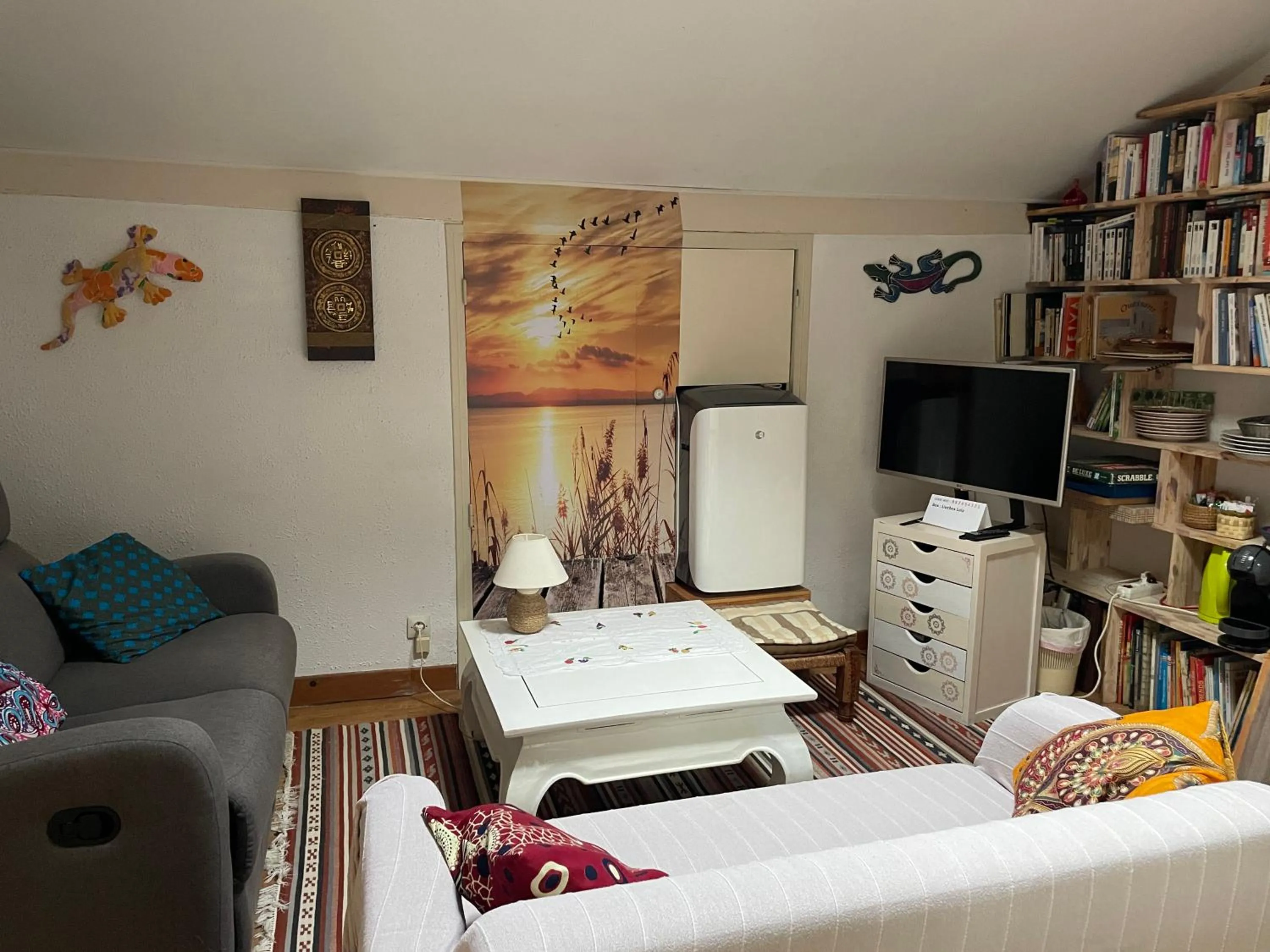 Library in La Chambre Du Voyageur