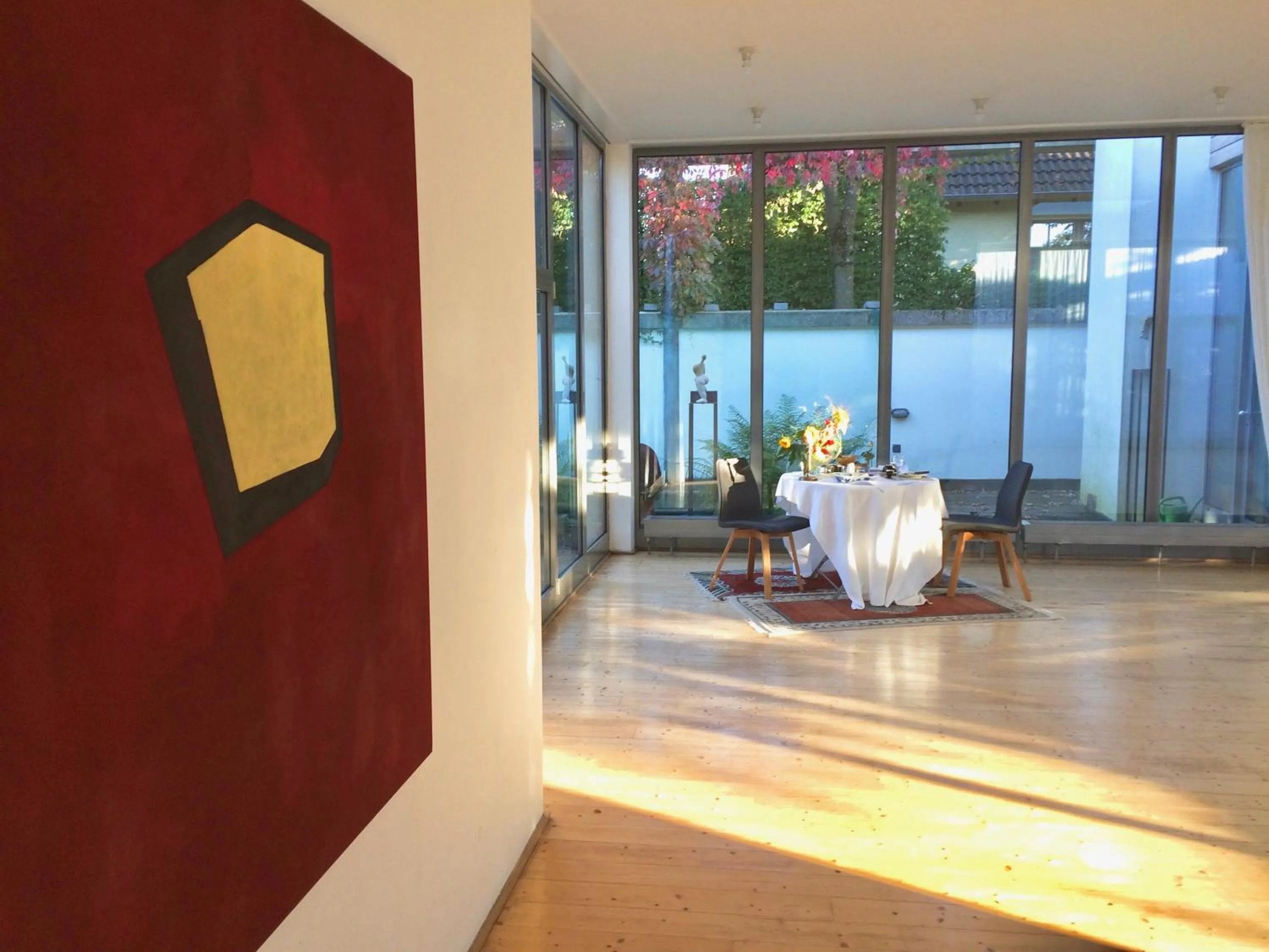 Restaurant/places to eat in Room Art Lovers