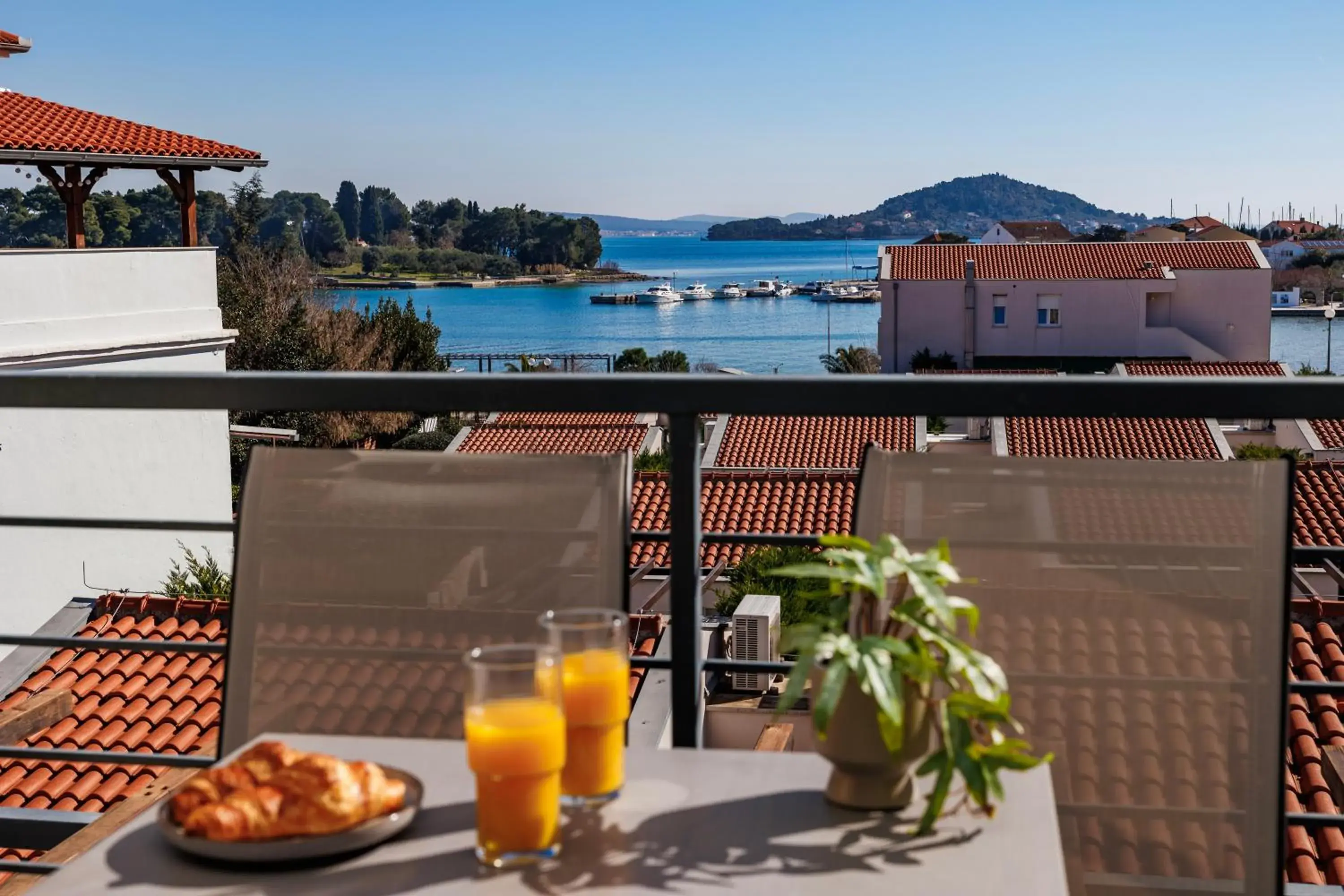 One-Bedroom Apartment with Balcony and Sea View in Vile Dalmacija One-Bedroom Apartment with Balcony and Sea View in Vile Dalmacija