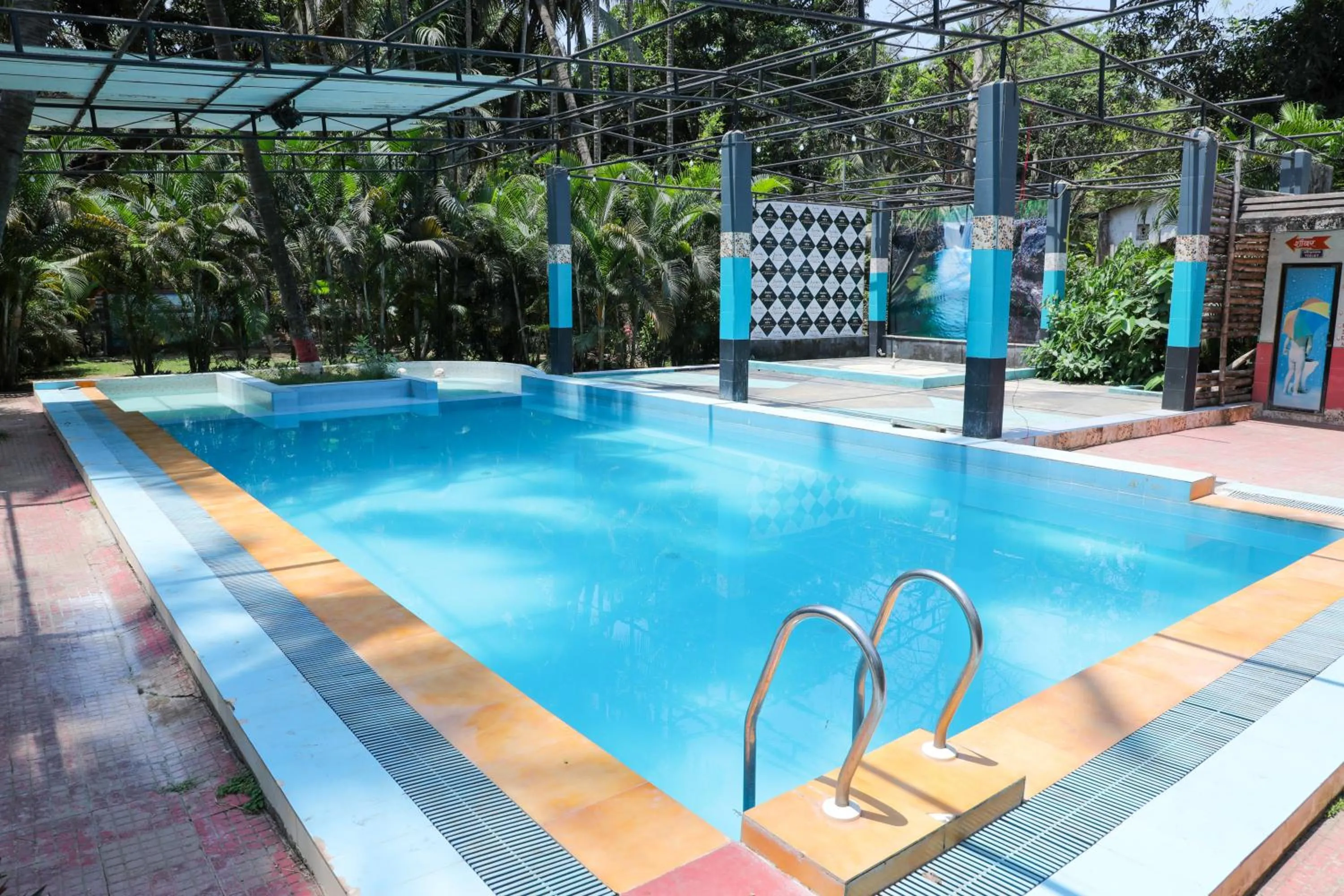 Swimming pool in Jogalekar Cottage Alibaug