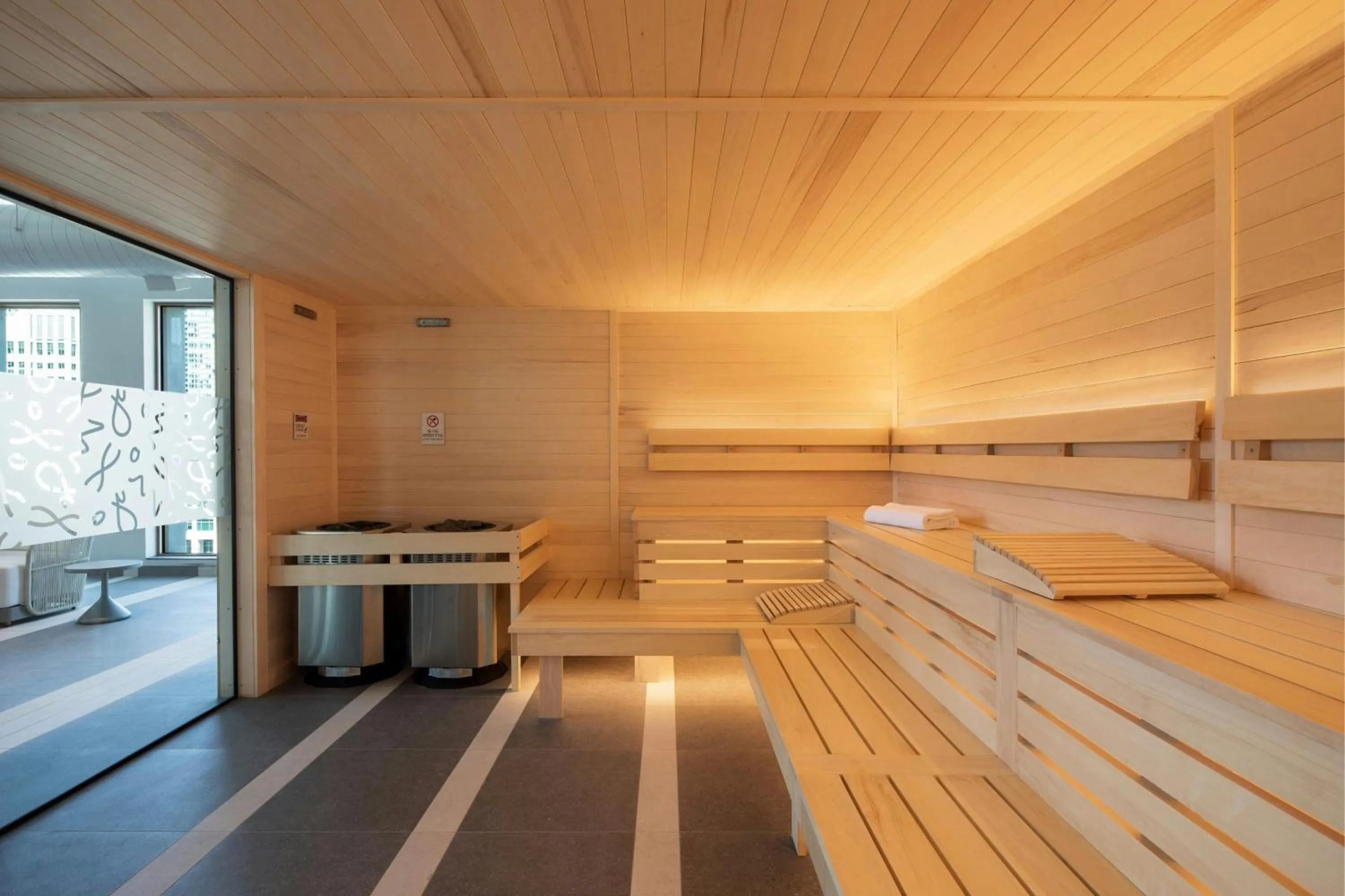 Spa and wellness centre/facilities, Bed in Moxy Montreal Downtown