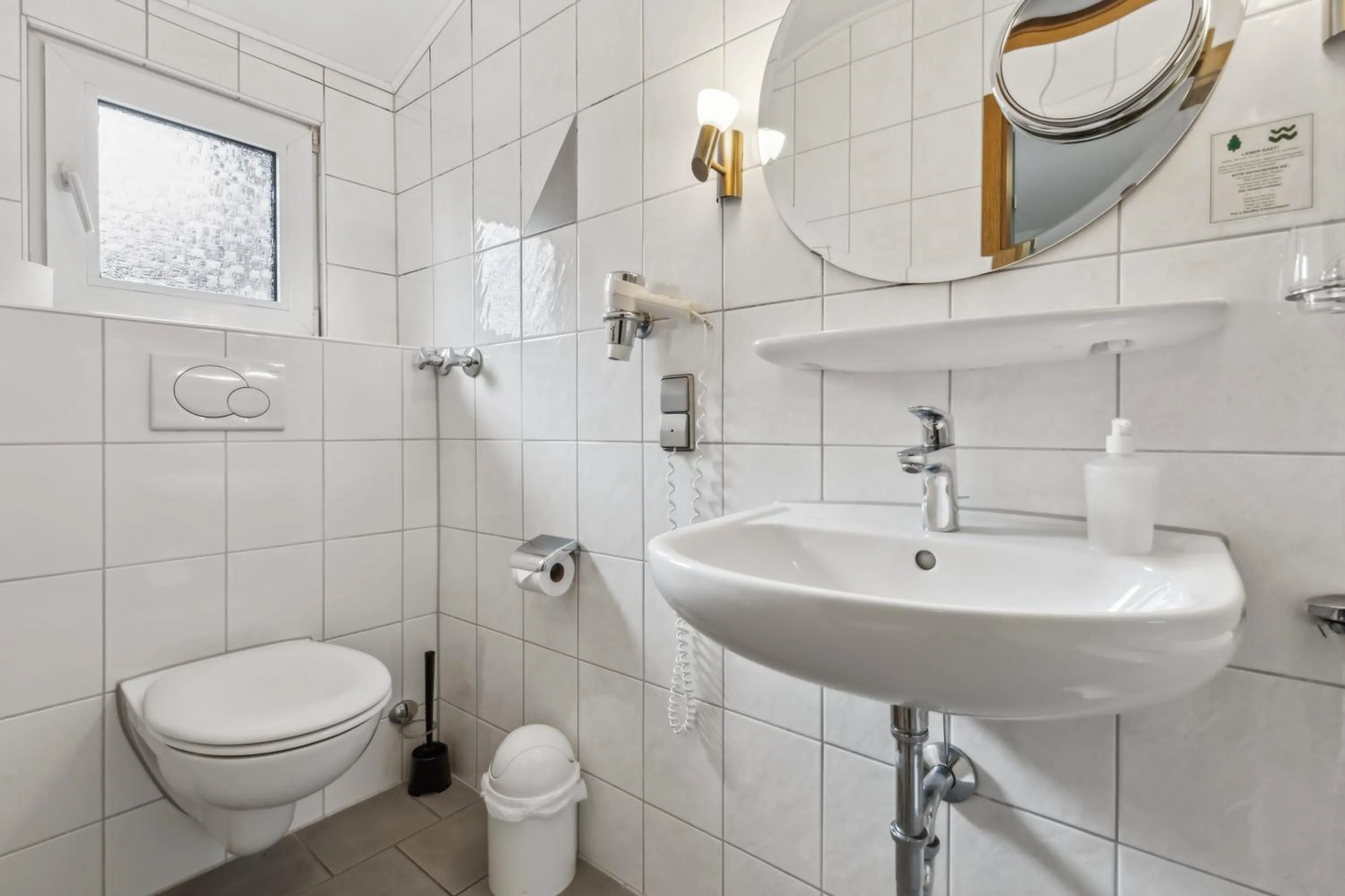 Toilet in Hotel zum Erwin