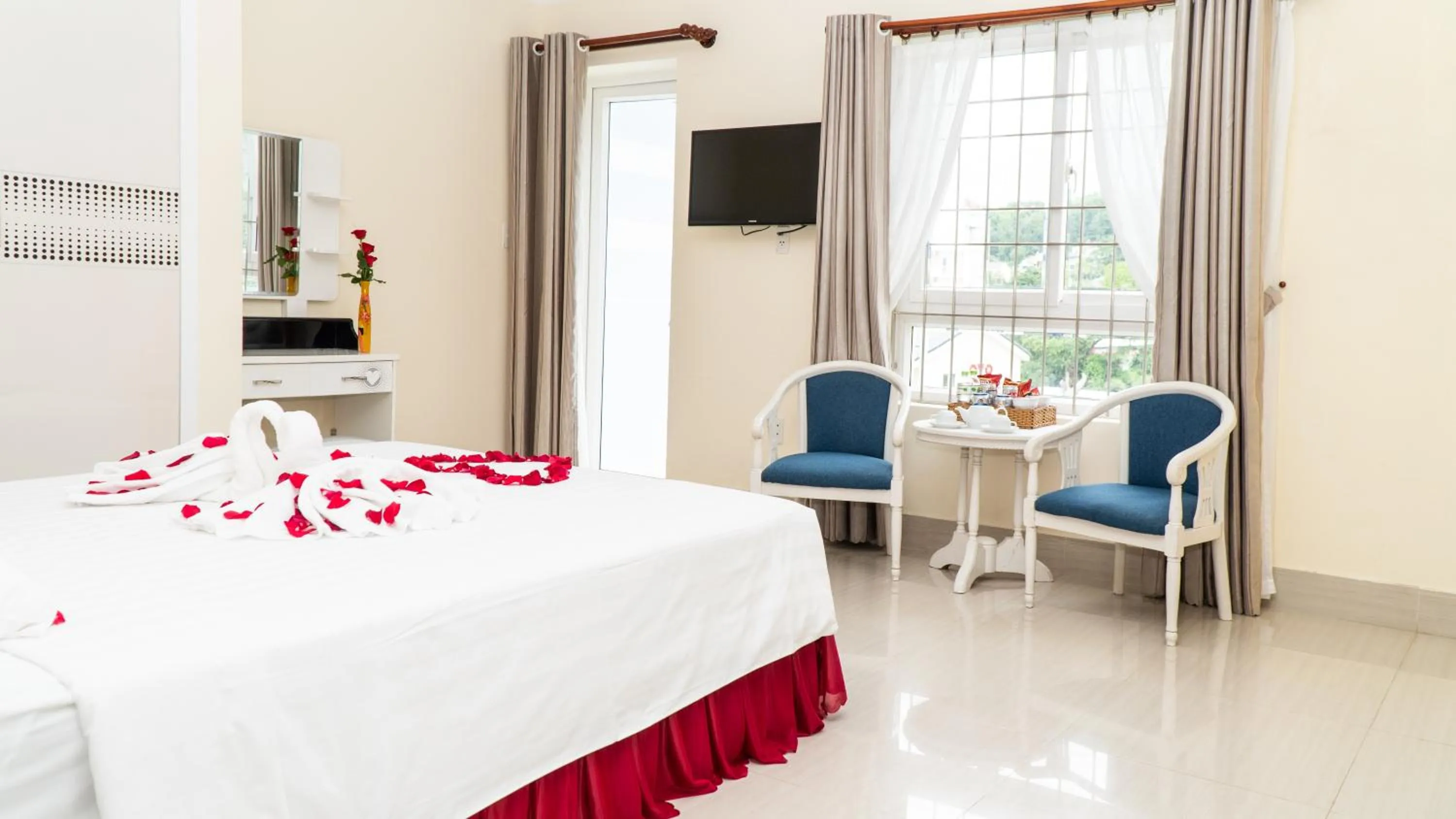 Communal lounge/ TV room, Bed in Sun & Sea Hotel