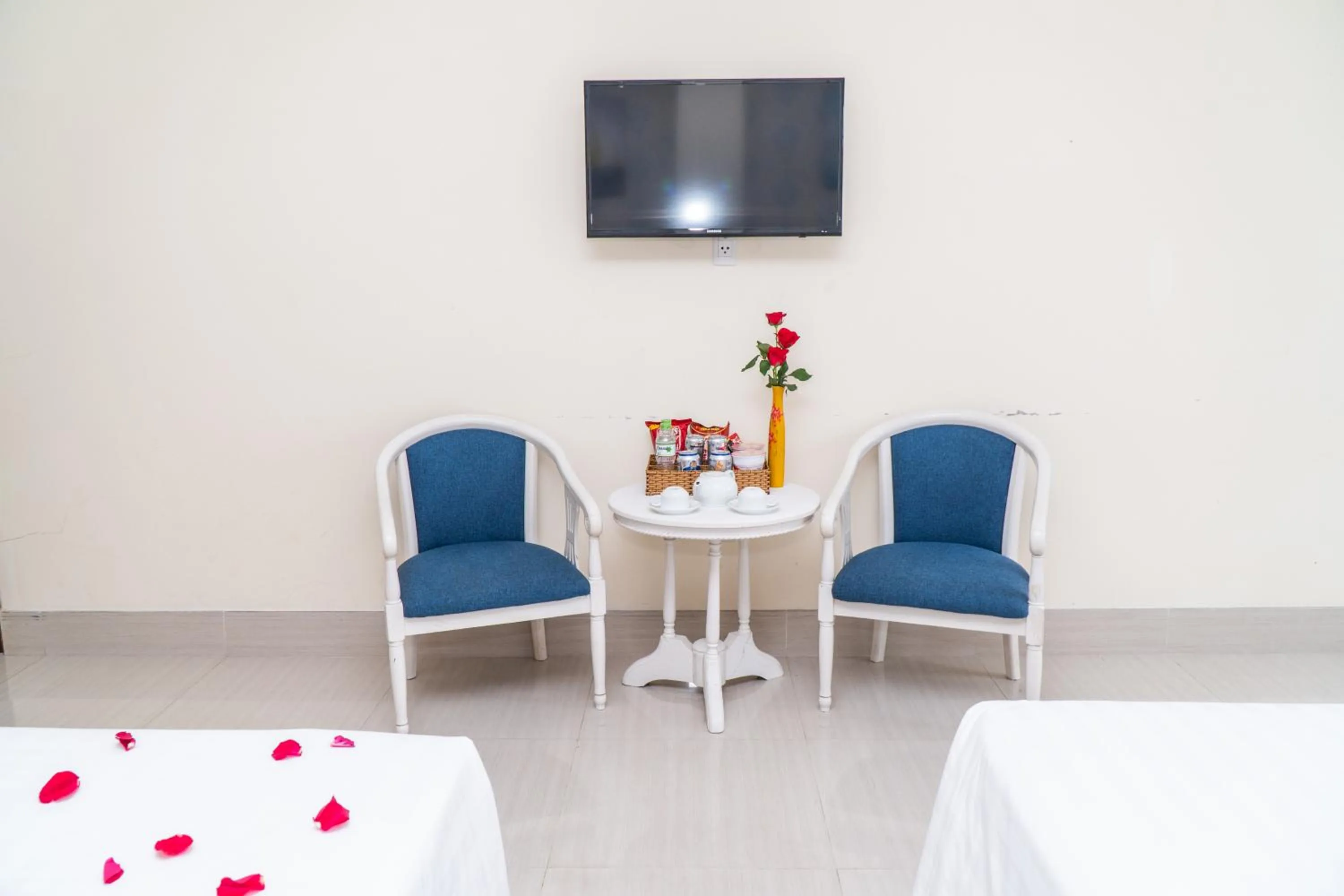 Communal lounge/ TV room, Bed in Sun & Sea Hotel