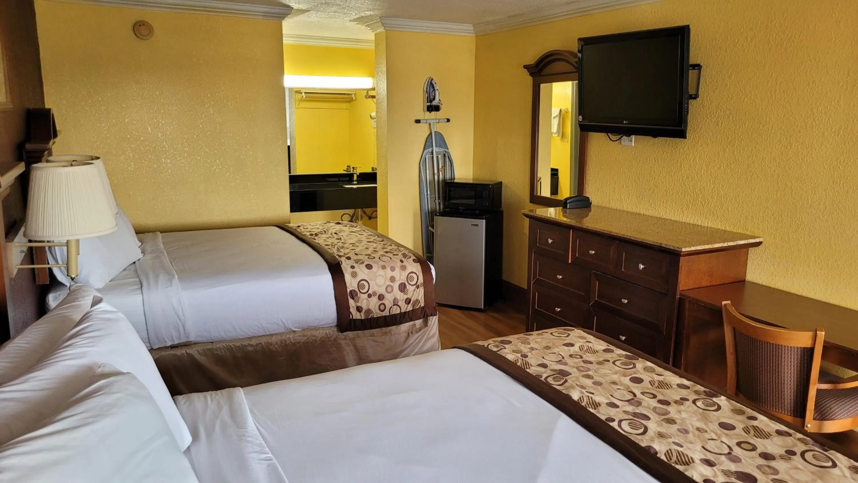 Bed in Americas Best Value Inn Frost Bank Center