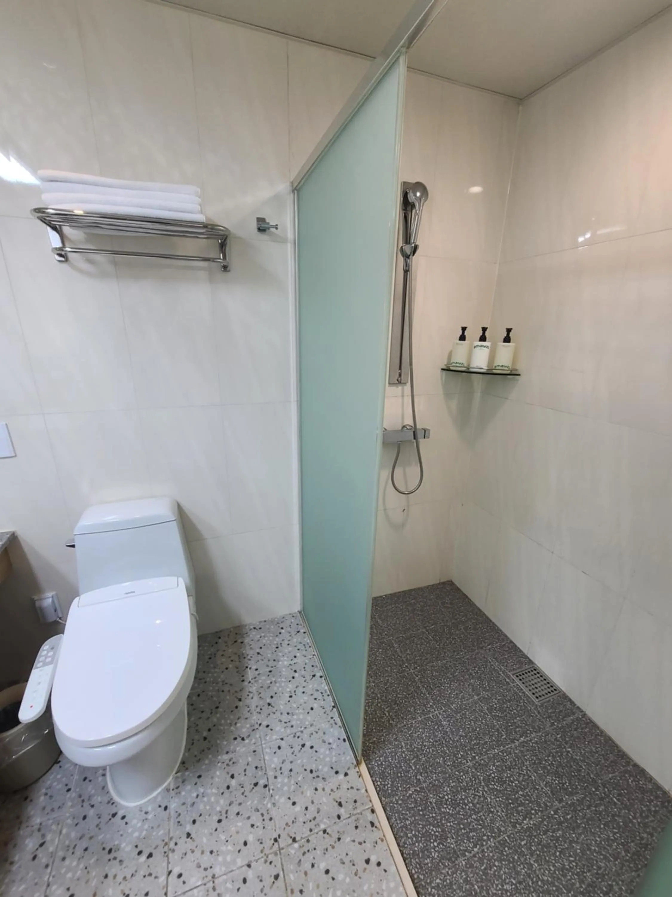 Toilet in Hotel Modak Namdaemun