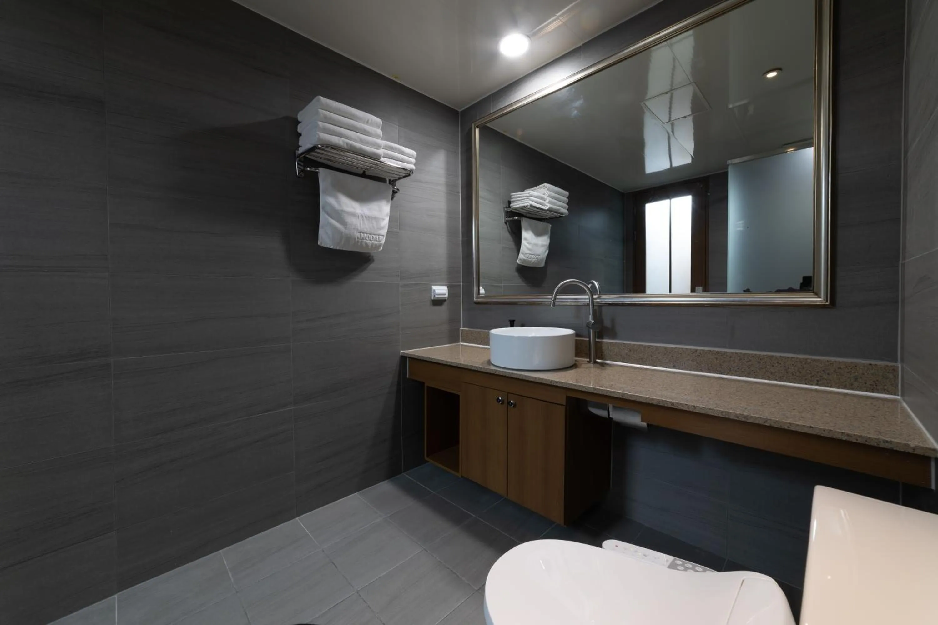 Shower in Hotel Modak Namdaemun