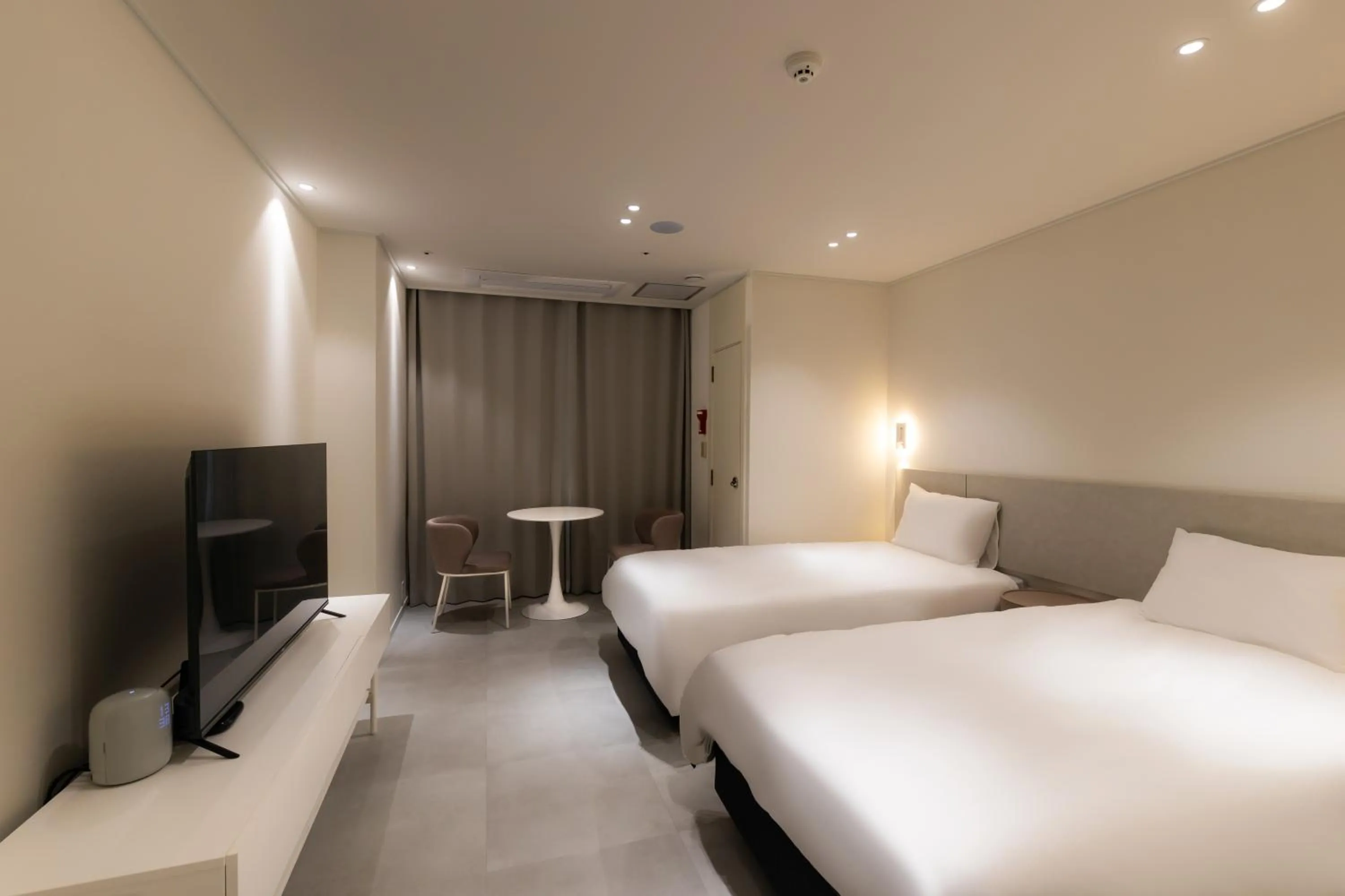 Decorative detail, Bed in Hotel Modak Namdaemun