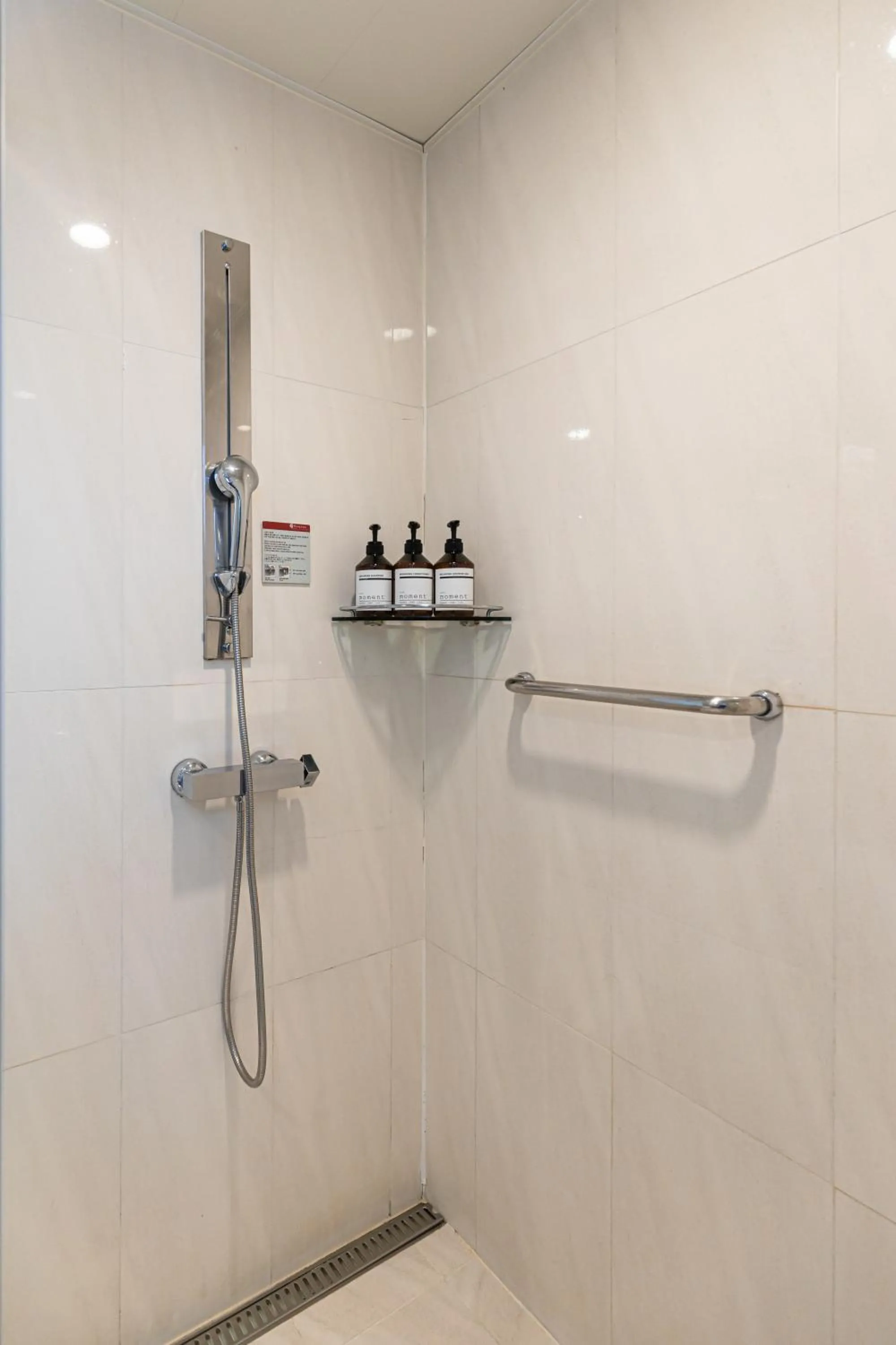 Shower in Hotel Modak Namdaemun