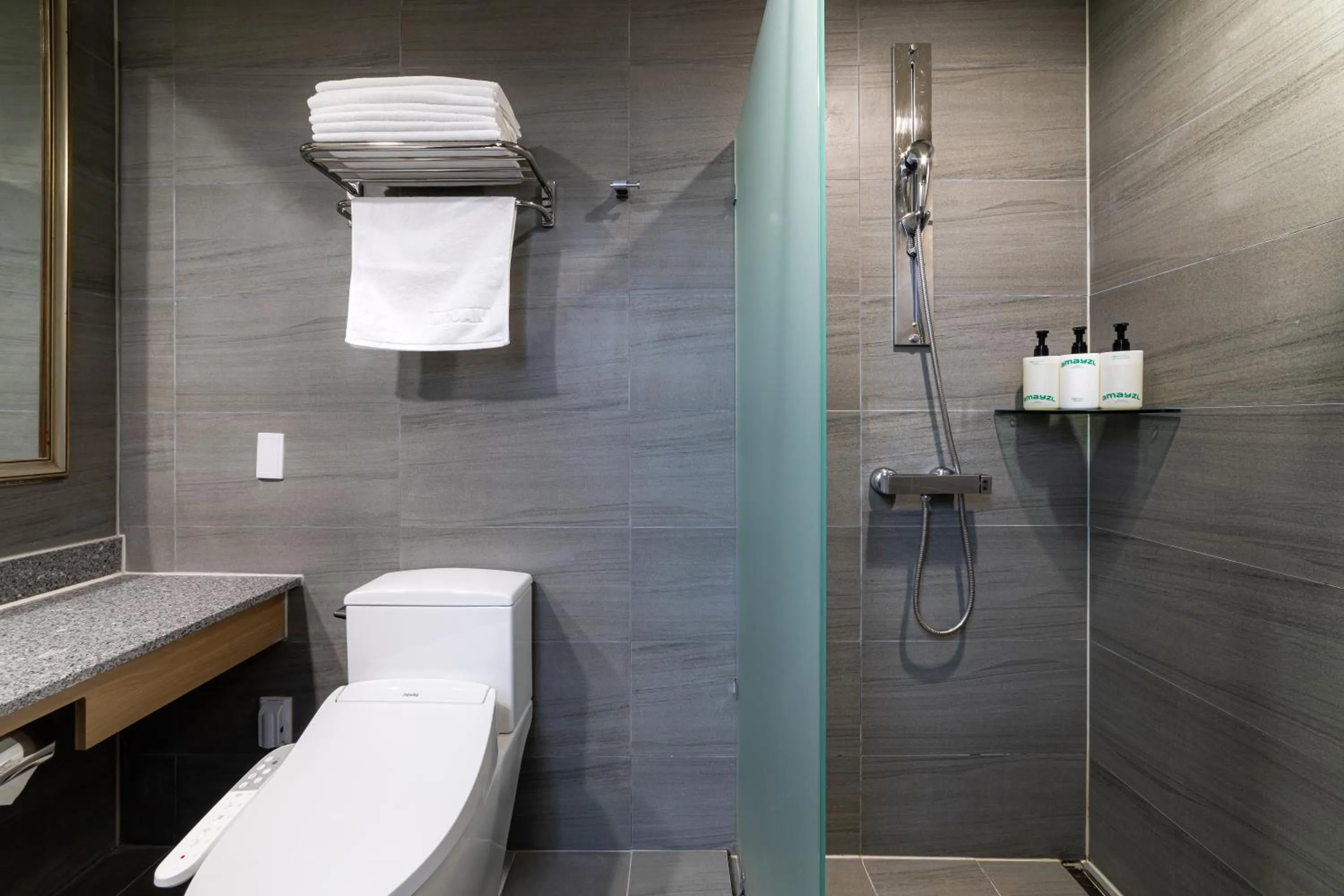 Toilet in Hotel Modak Namdaemun