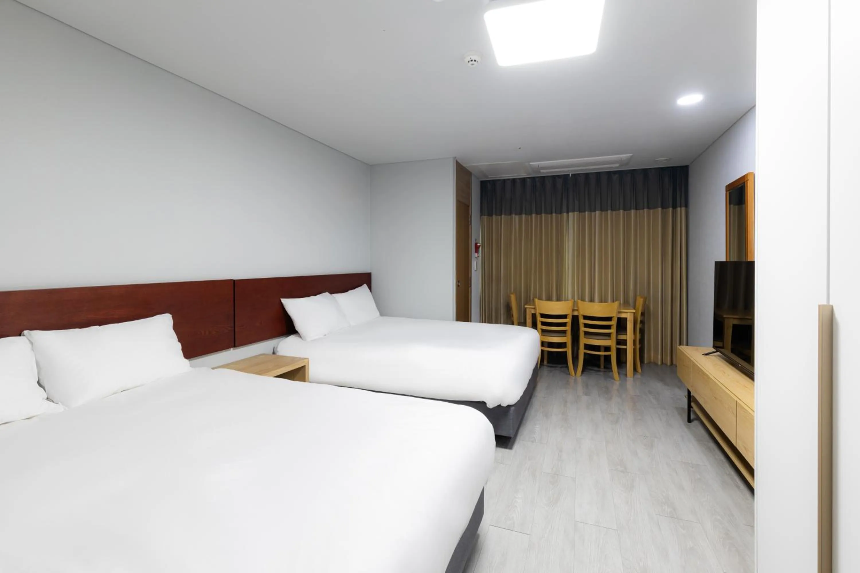 Decorative detail, Bed in Hotel Modak Namdaemun