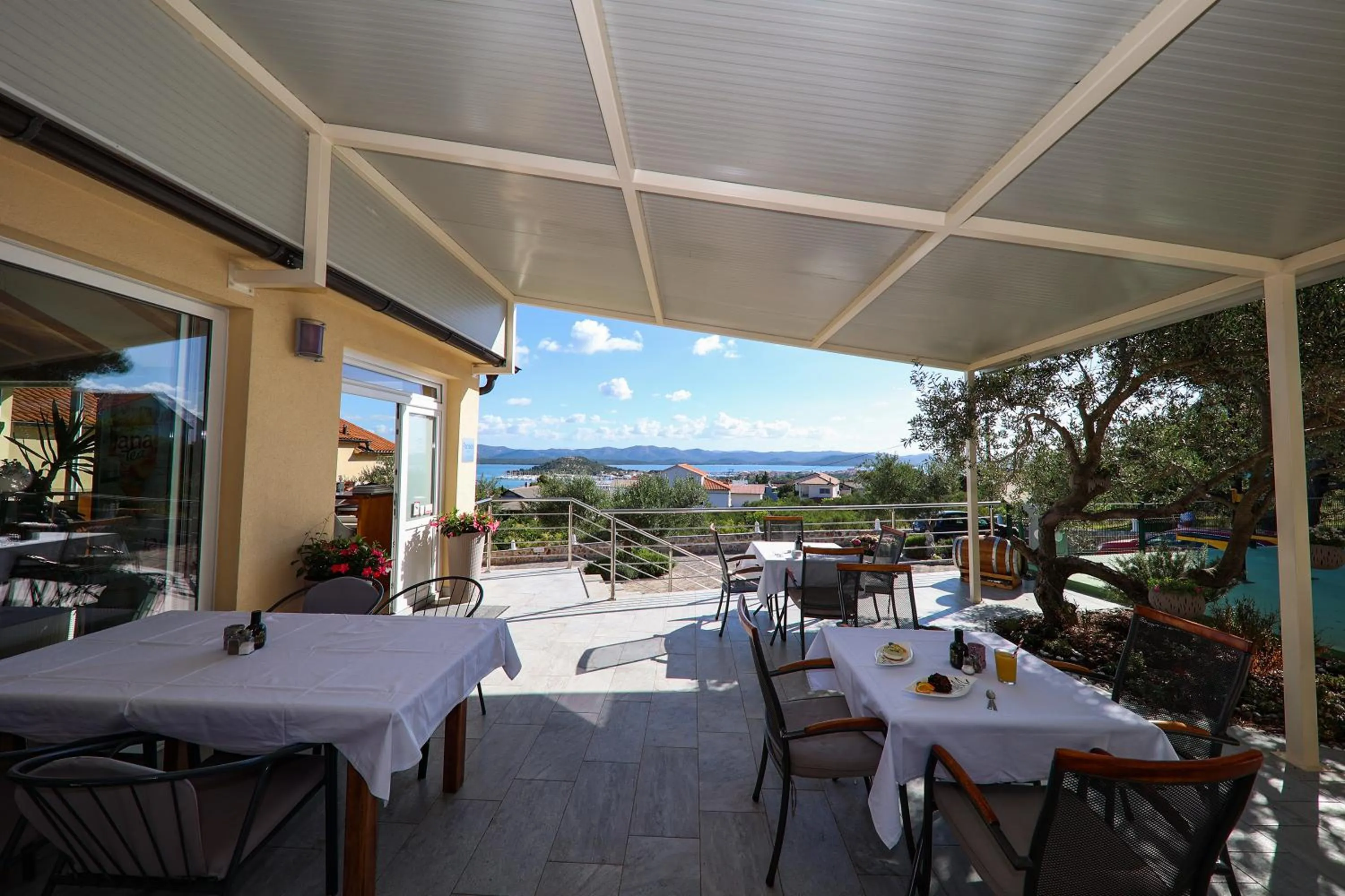 Restaurant/places to eat in Hotel Murter