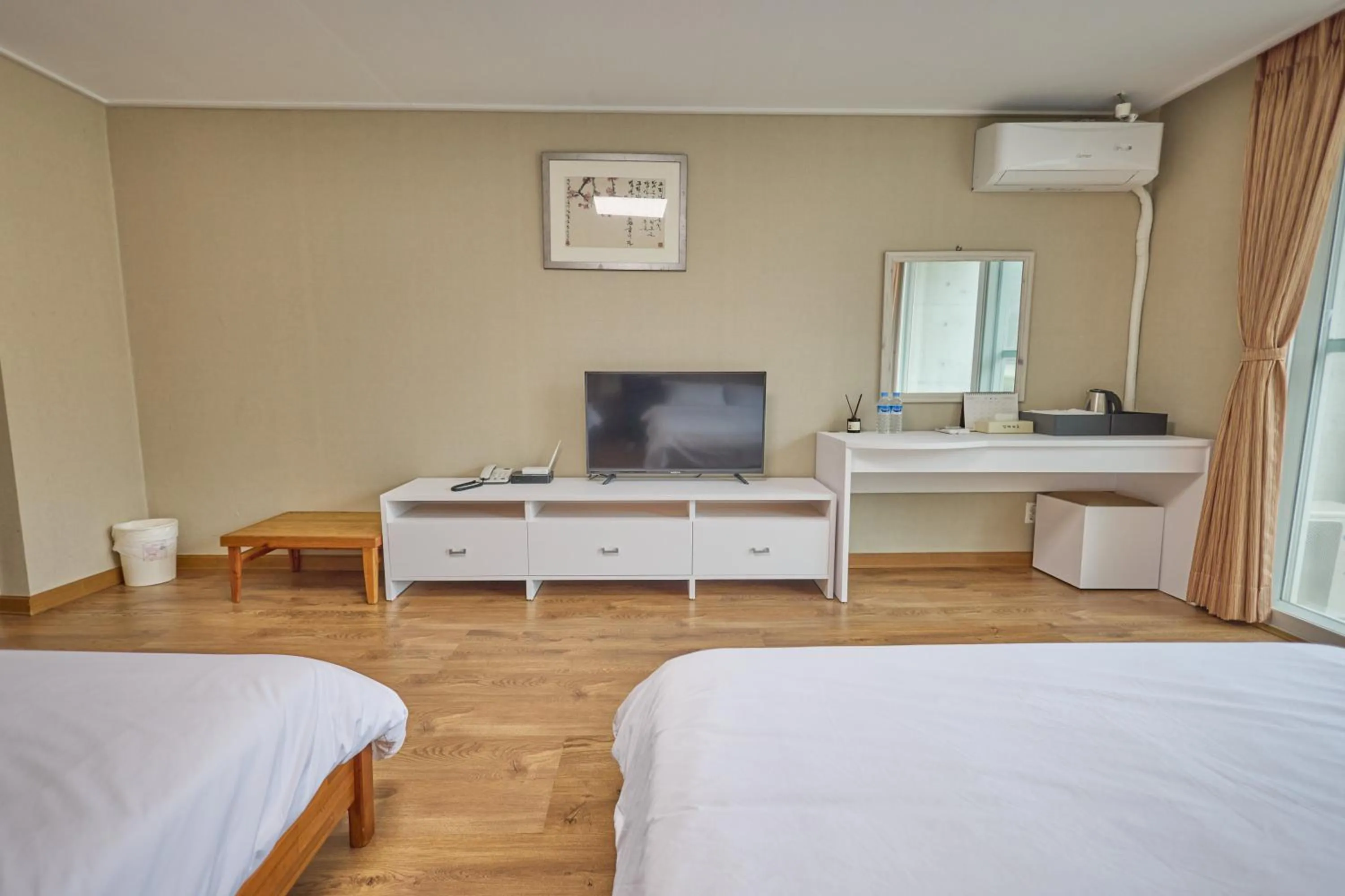 Communal lounge/ TV room, Bed in Manhae Maeul