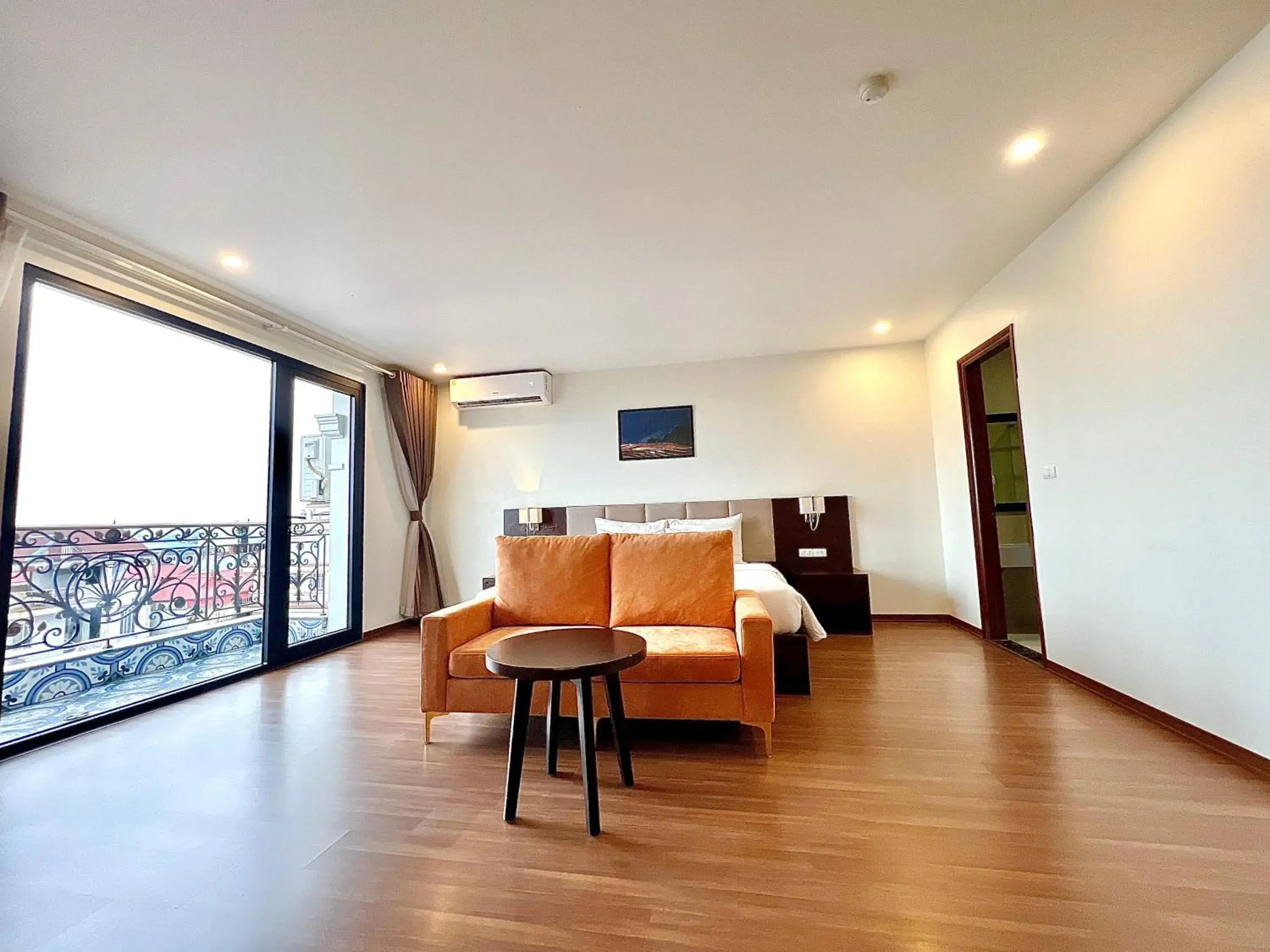 Paragon Noi Bai Pool And Best View Airport Hotel Paragon Noi Bai Pool And Best View Airport Hotel