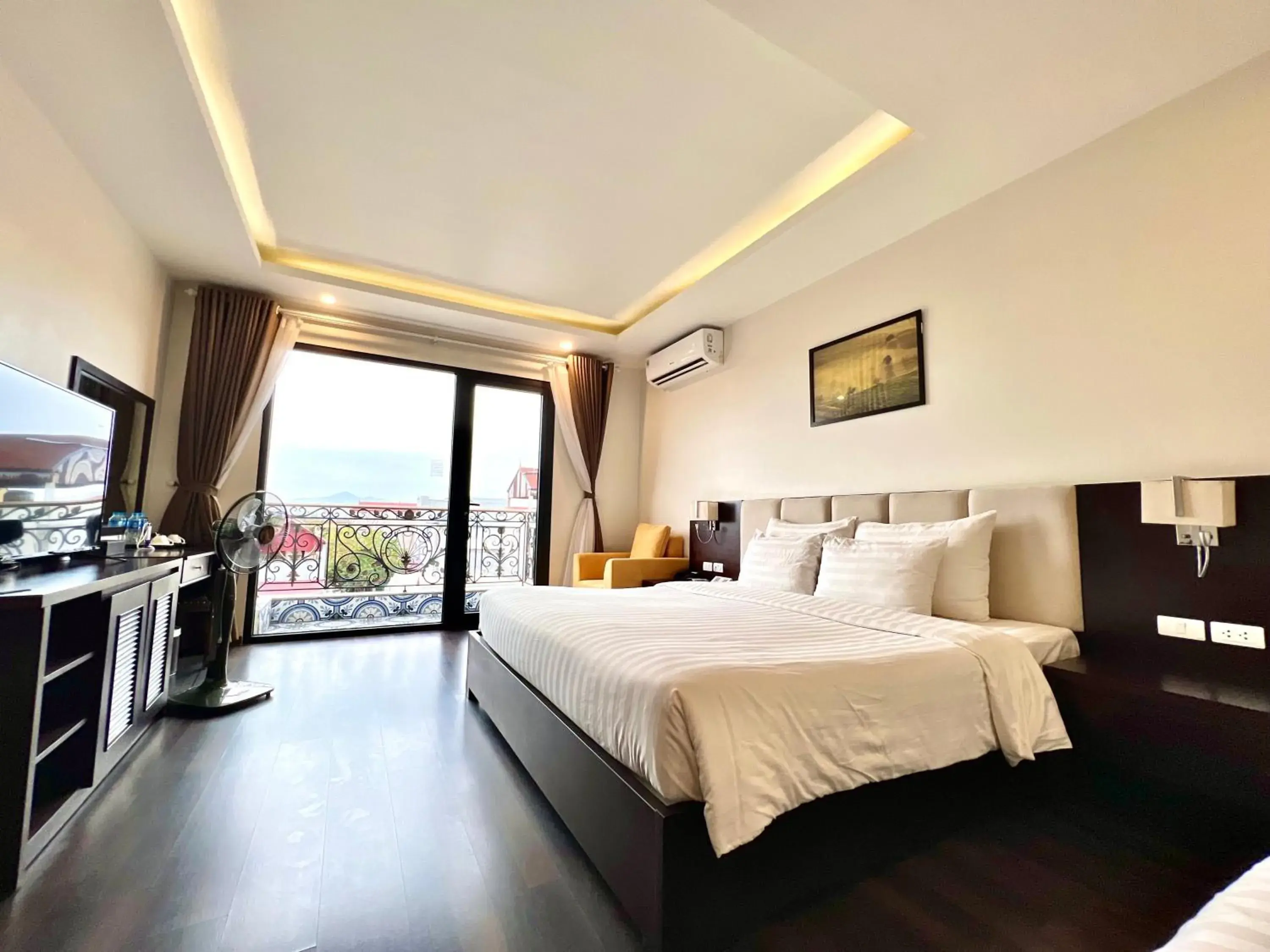 King Suite with Balcony in Paragon Noi Bai Pool And Best View Airport Hotel King Suite with Balcony in Paragon Noi Bai Pool And Best View Airport Hotel